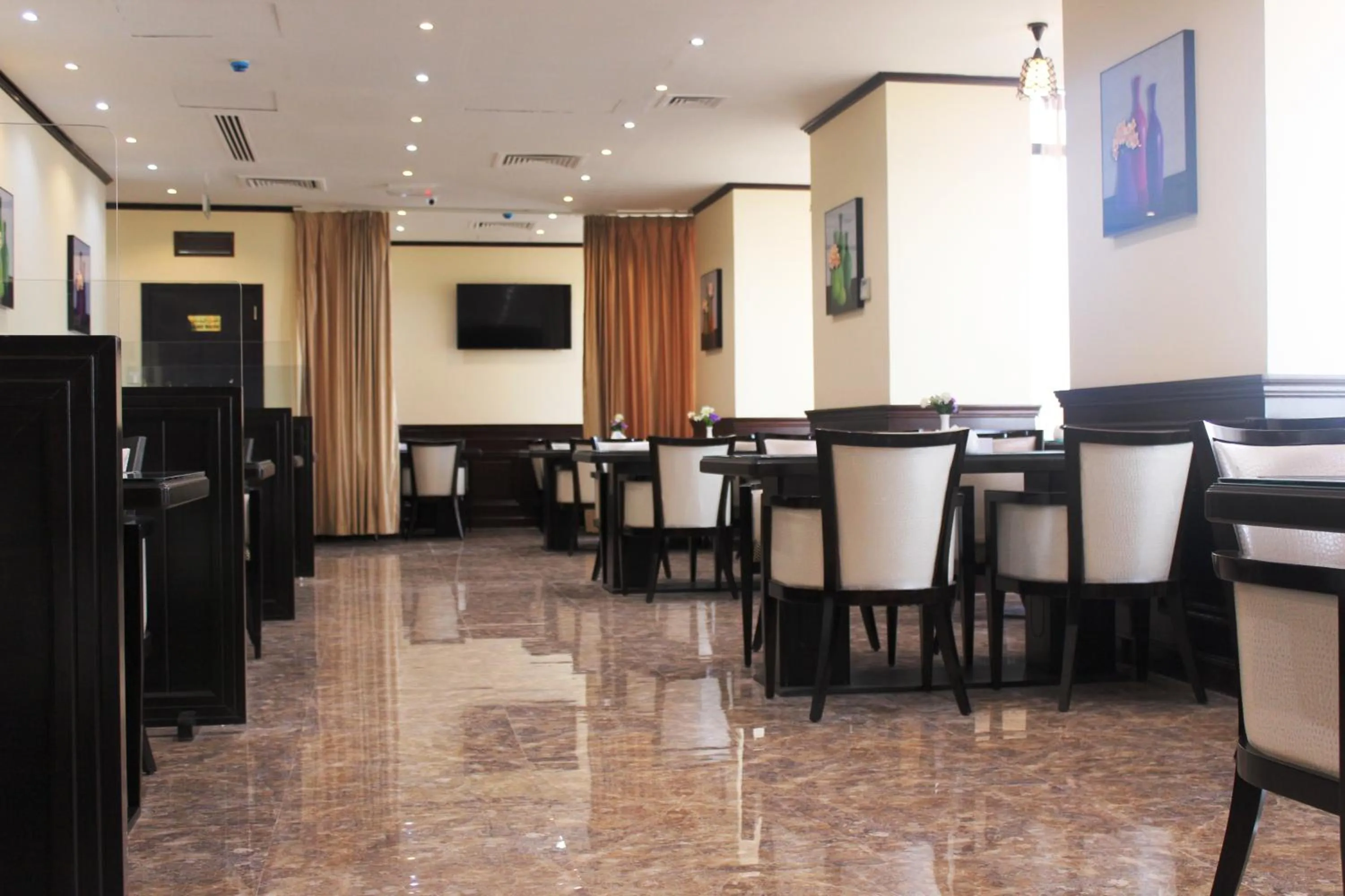 Restaurant/places to eat in Al Khaleej Grand Hotel