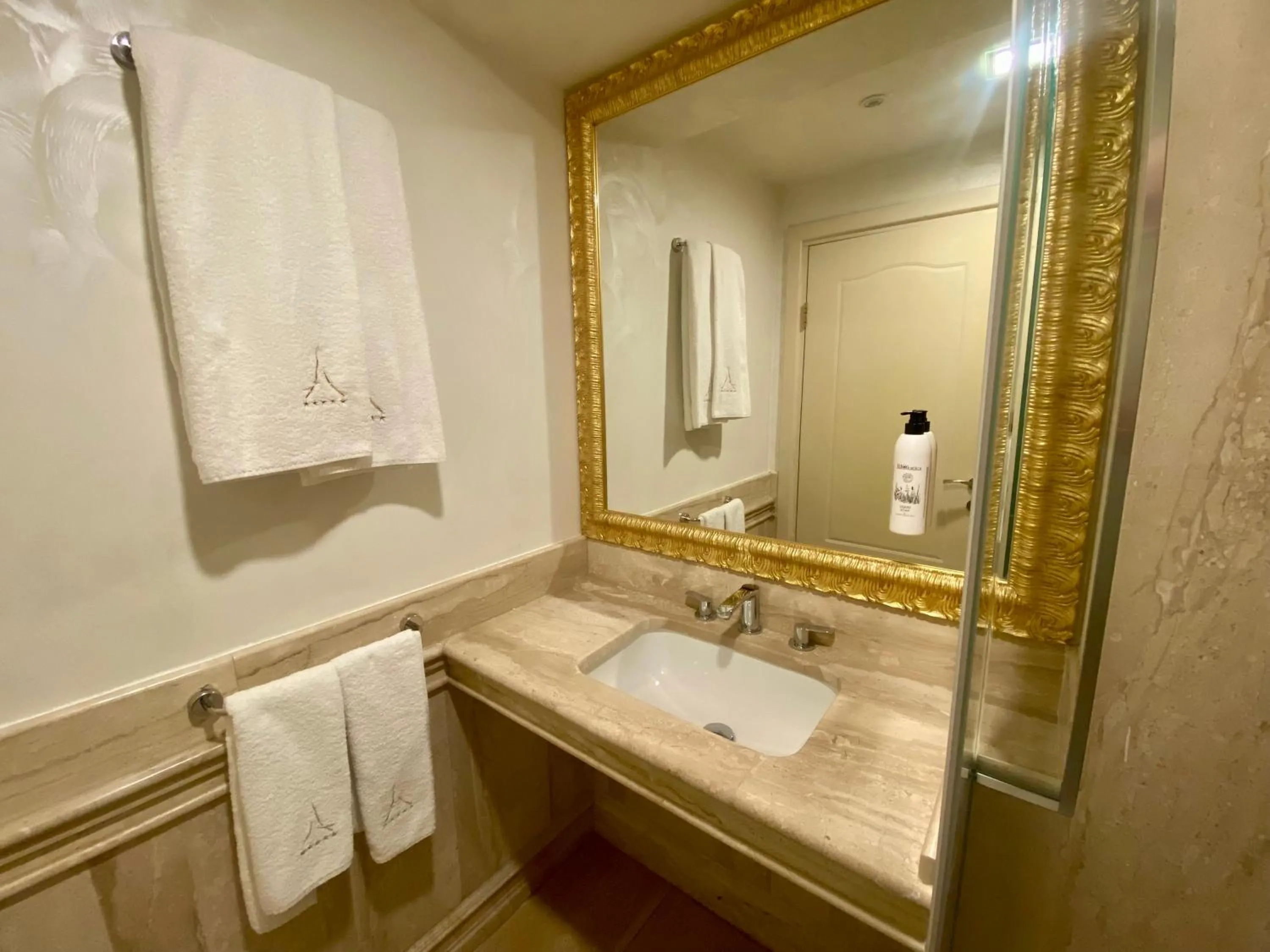 Bathroom in Hotel Anel