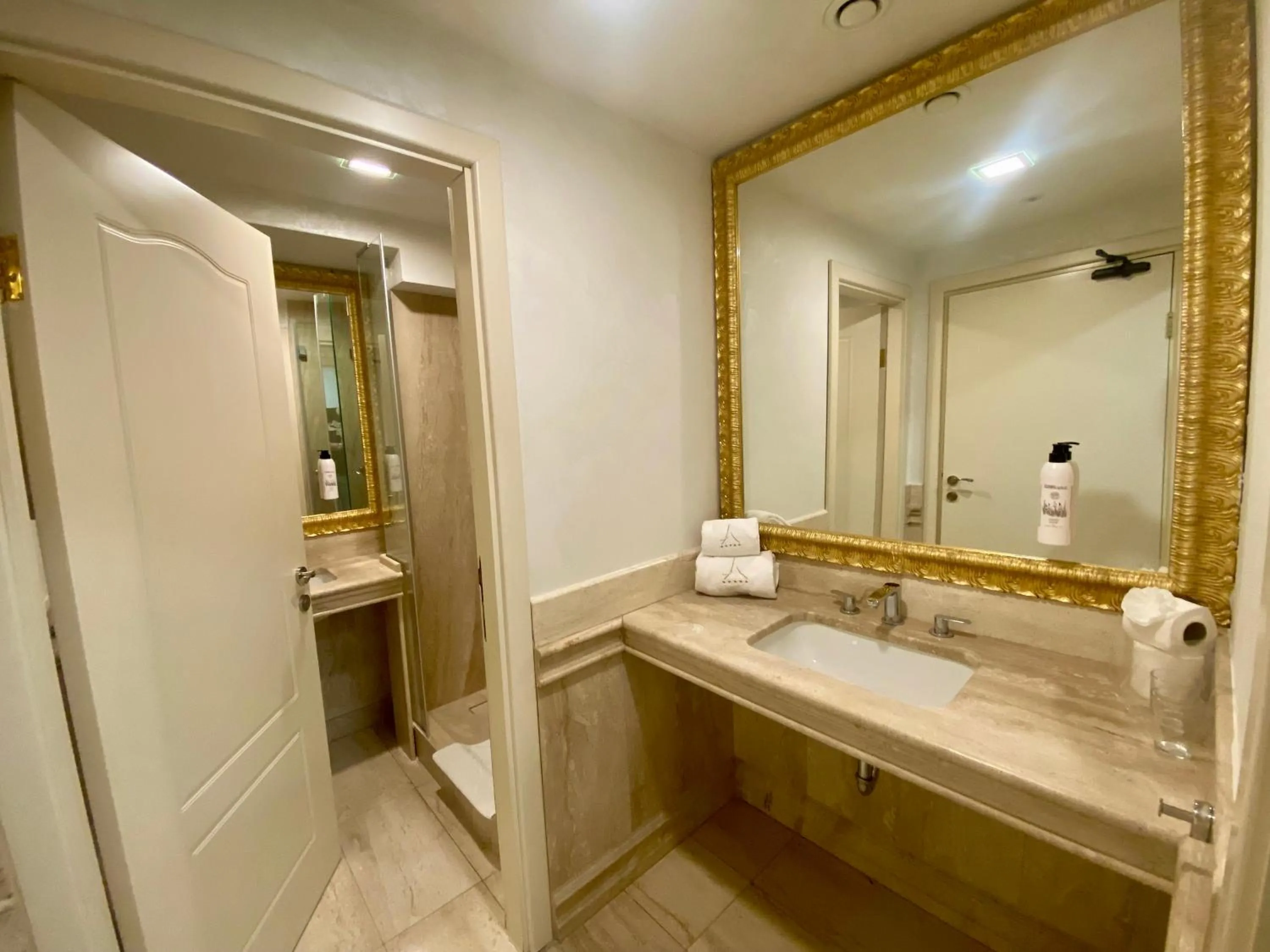 Bathroom in Hotel Anel