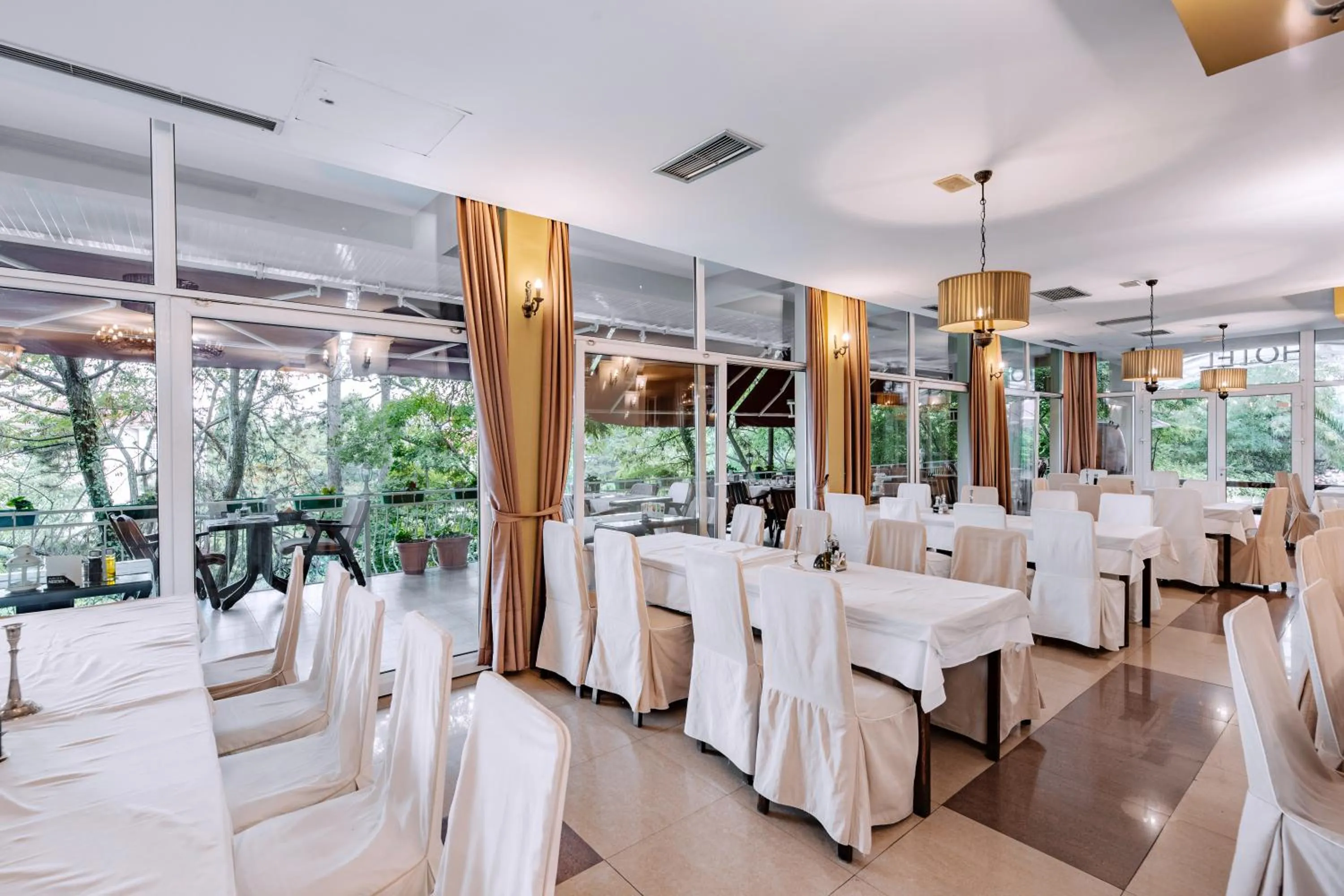 Restaurant/places to eat in Hotel Belvedere