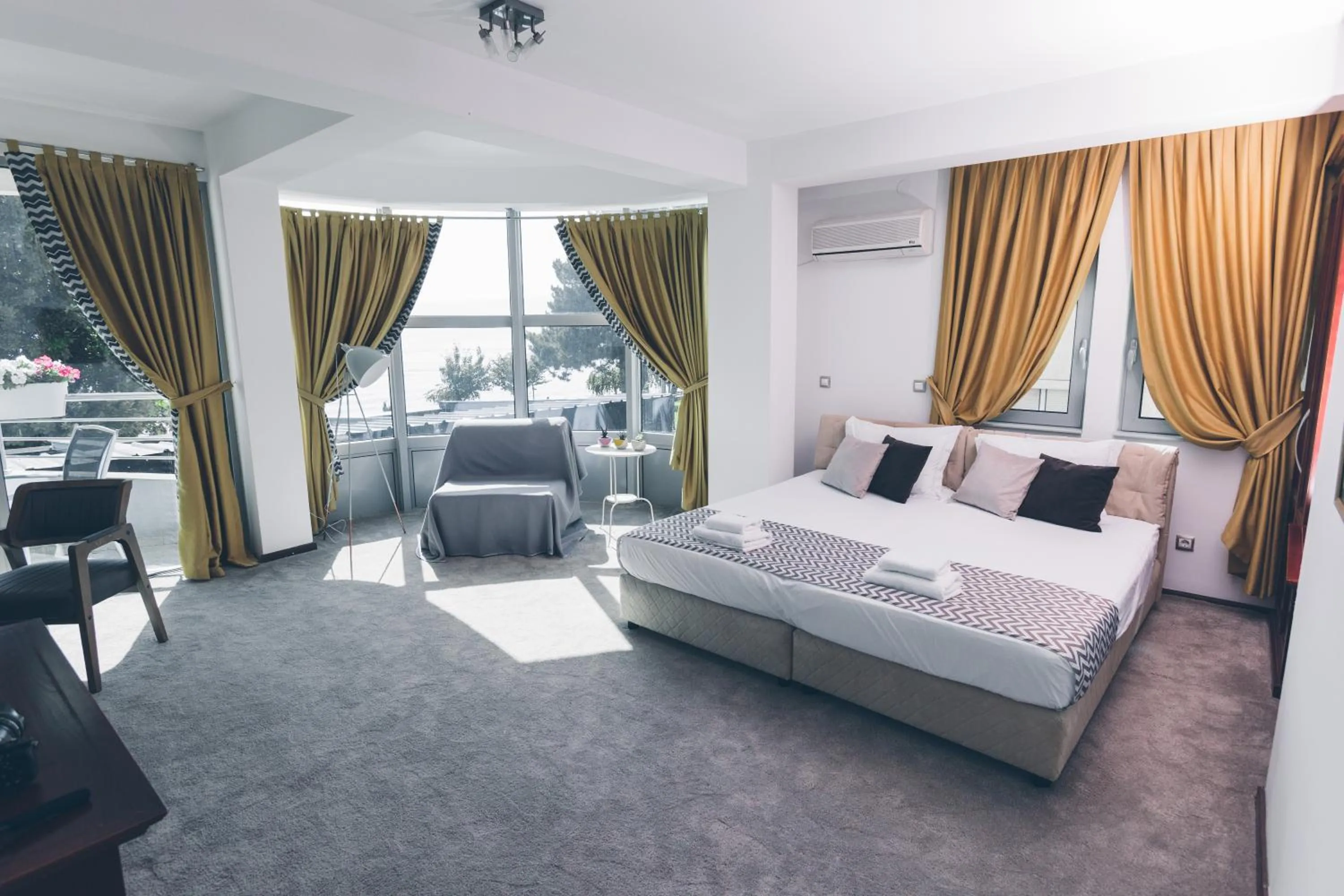 Seating area, Bed in SU Hotel