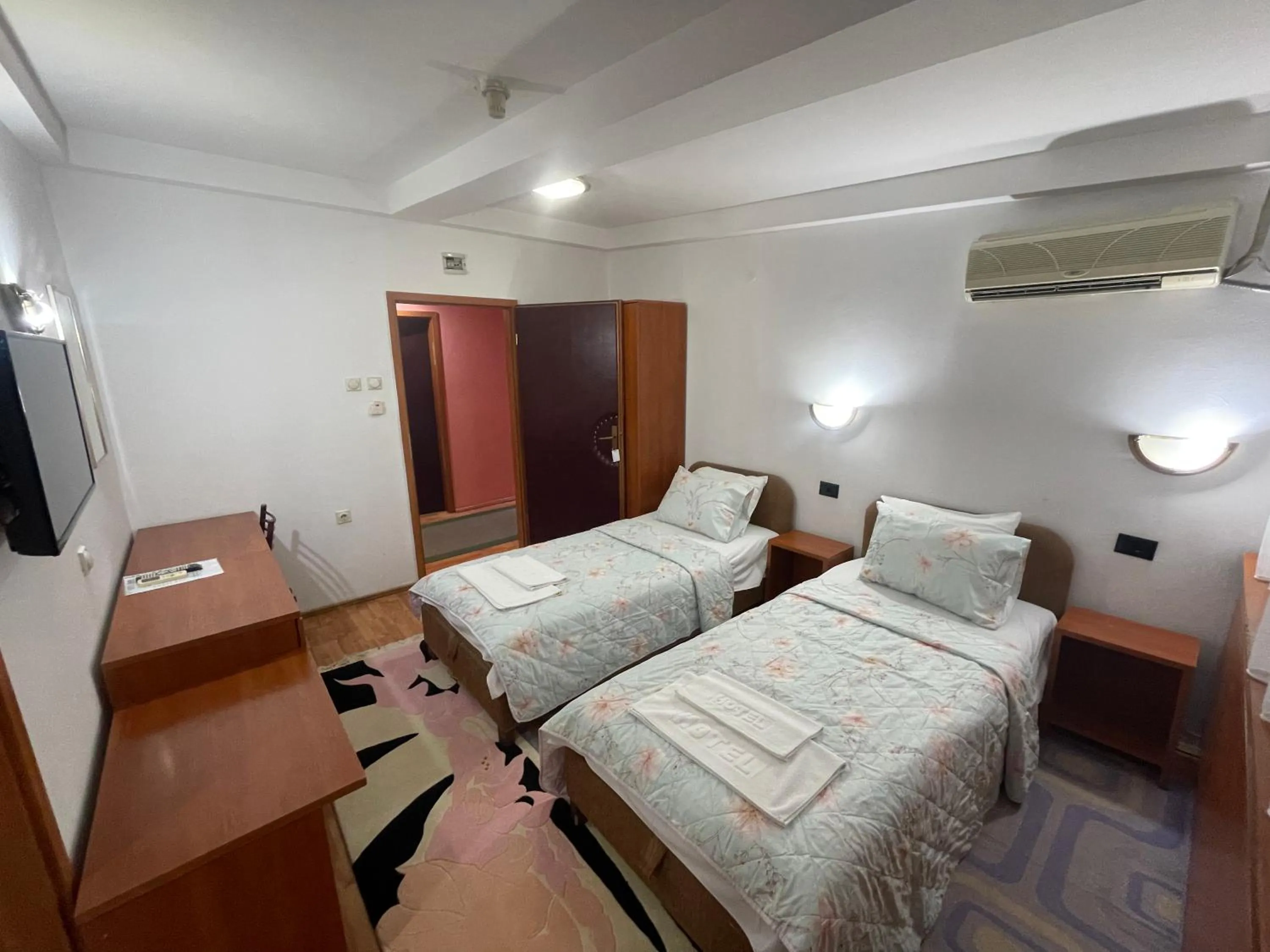 Photo of the whole room, Bed in Hotel Square