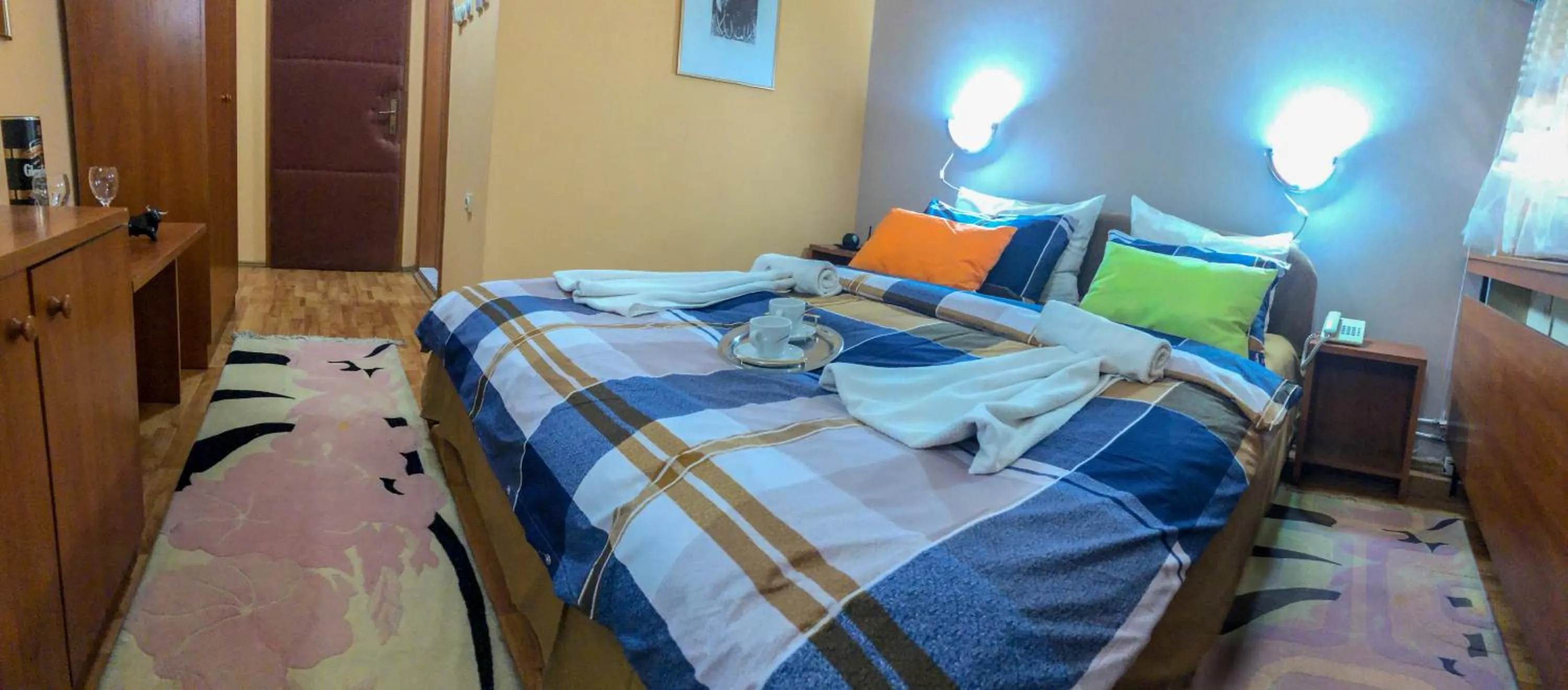 Photo of the whole room, Bed in Hotel Square