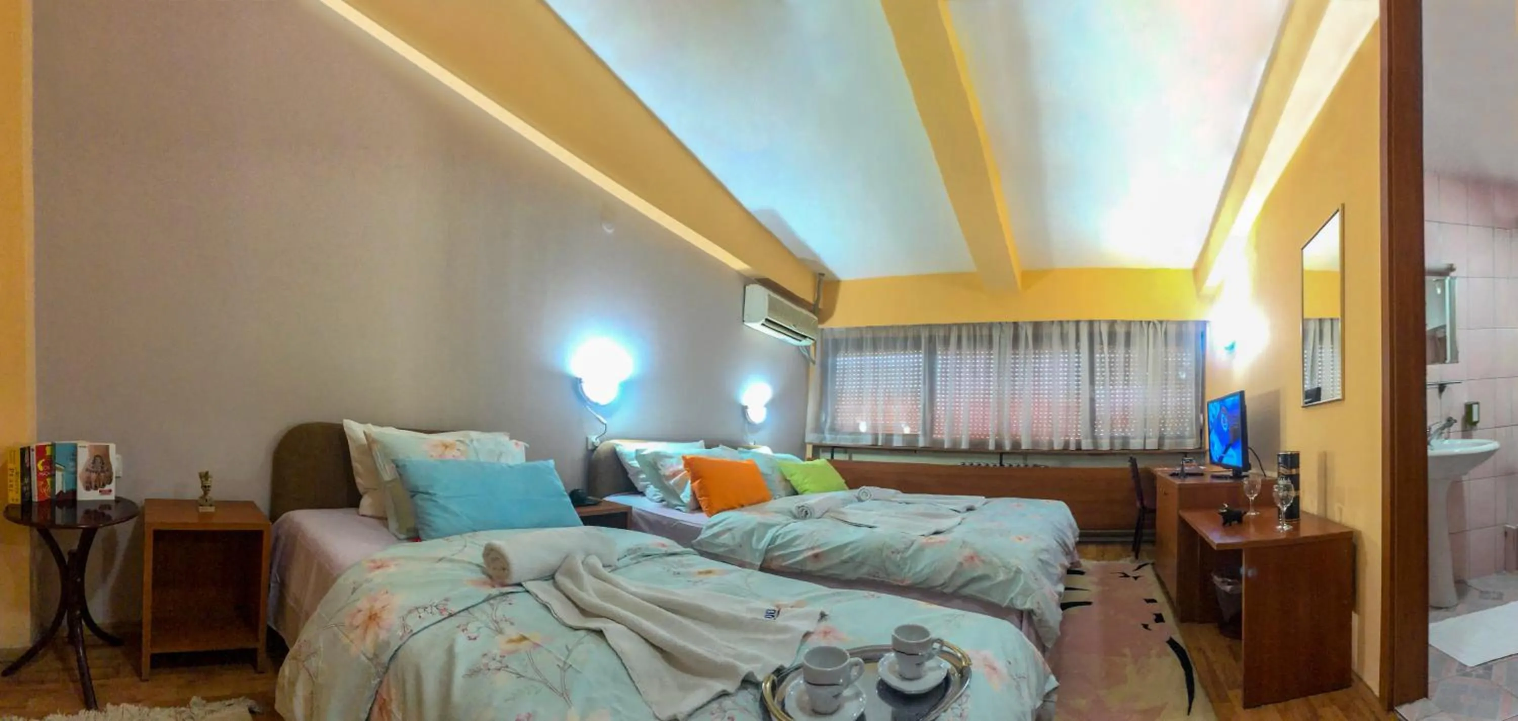 Photo of the whole room, Bed in Hotel Square