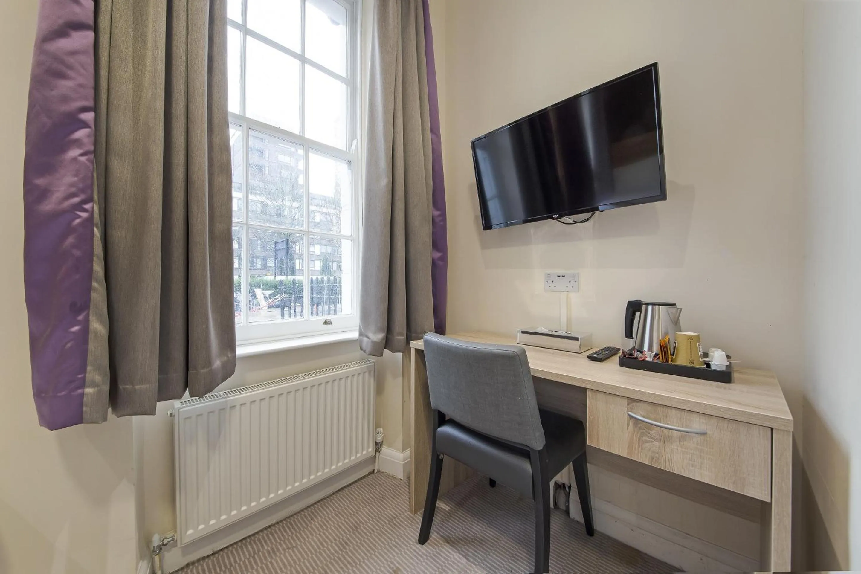 Bedroom in OYO 24 Sussex, London Paddington