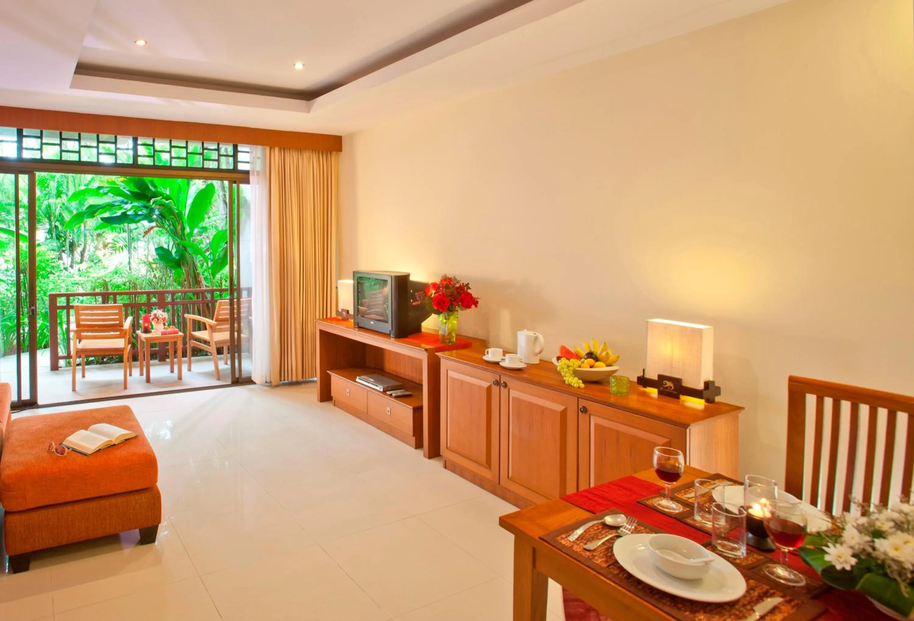 TV and multimedia in Le Murraya Boutique Serviced Residence & Resort