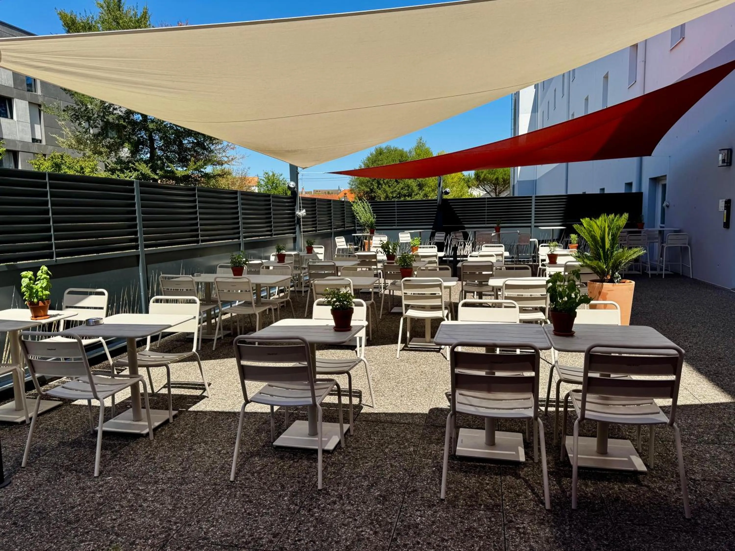 Patio in Sure Hotel by Best Western Nantes Beaujoire