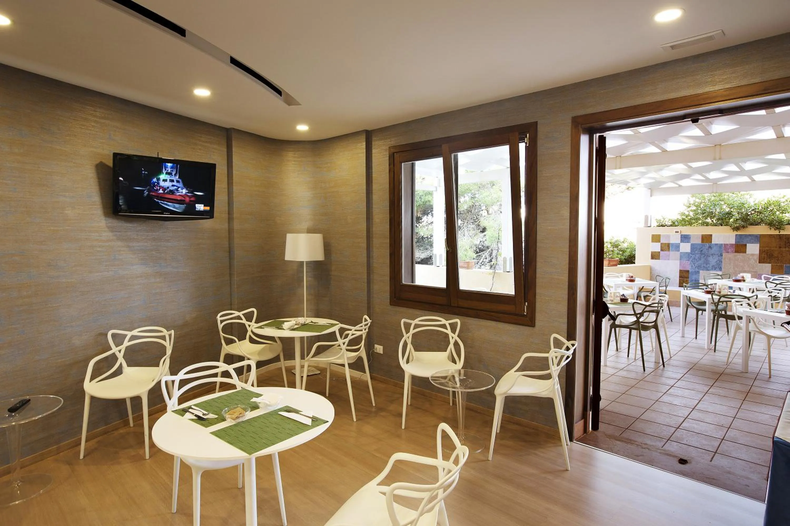 Communal lounge/ TV room in FAVIGNANA HOTEL Concept Holiday