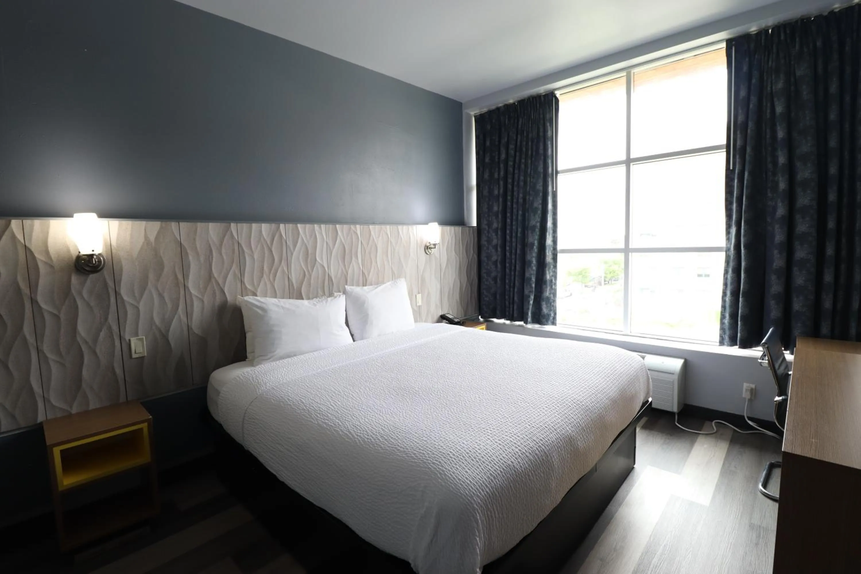 Bedroom, Bed in Days Inn & Suites by Wyndham Milwaukee