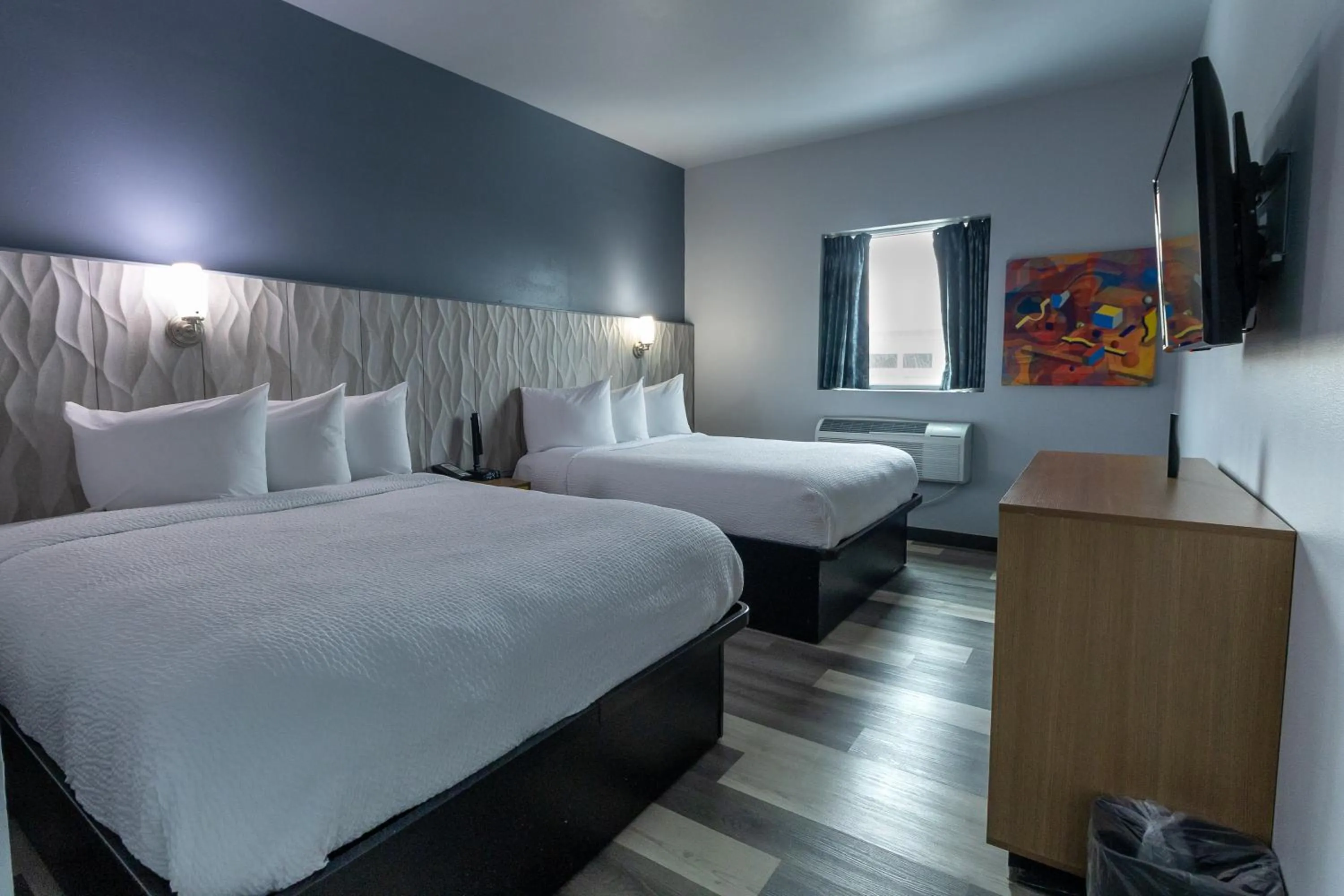 Bedroom, Bed in Days Inn & Suites by Wyndham Milwaukee