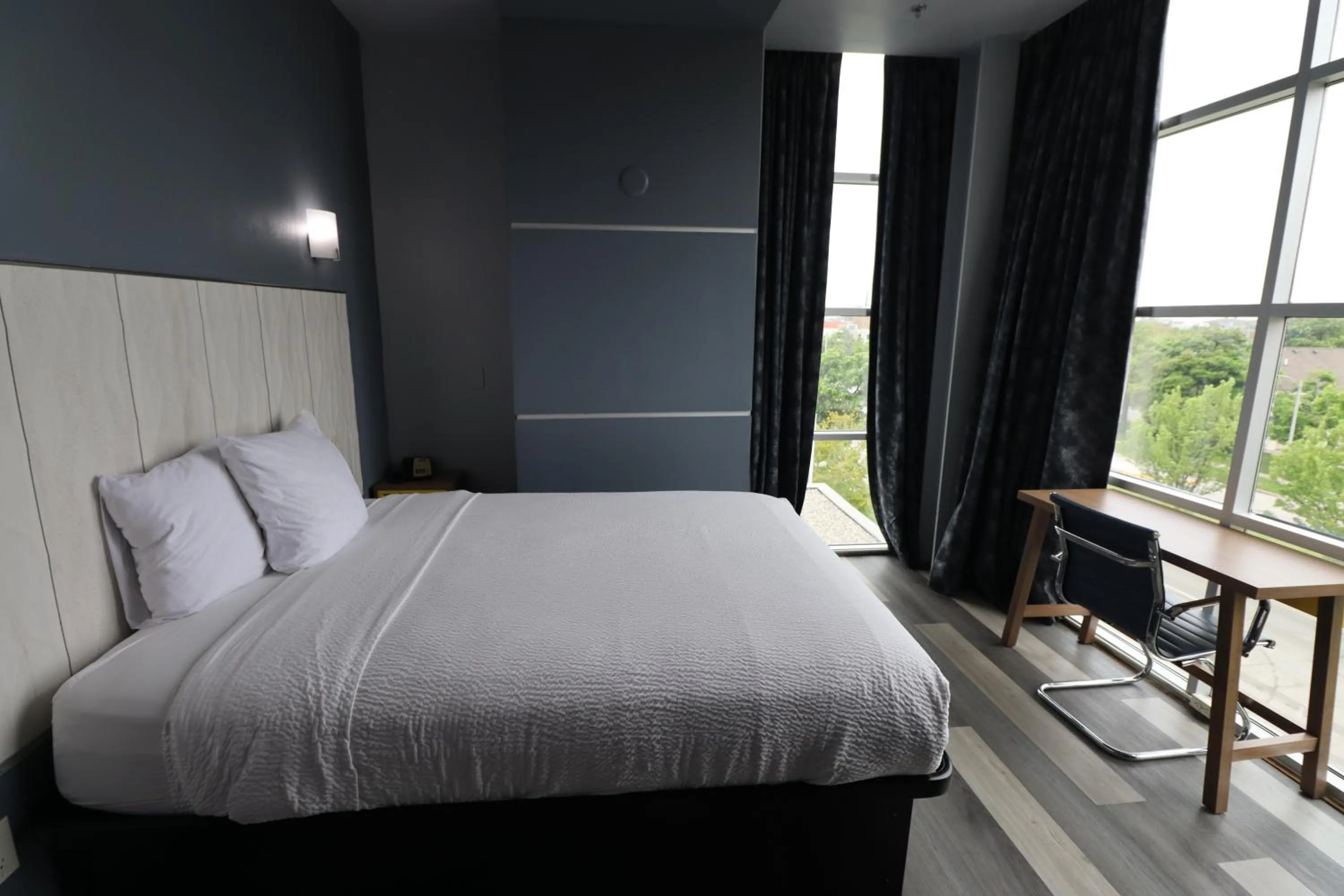 Bed in Days Inn & Suites by Wyndham Milwaukee