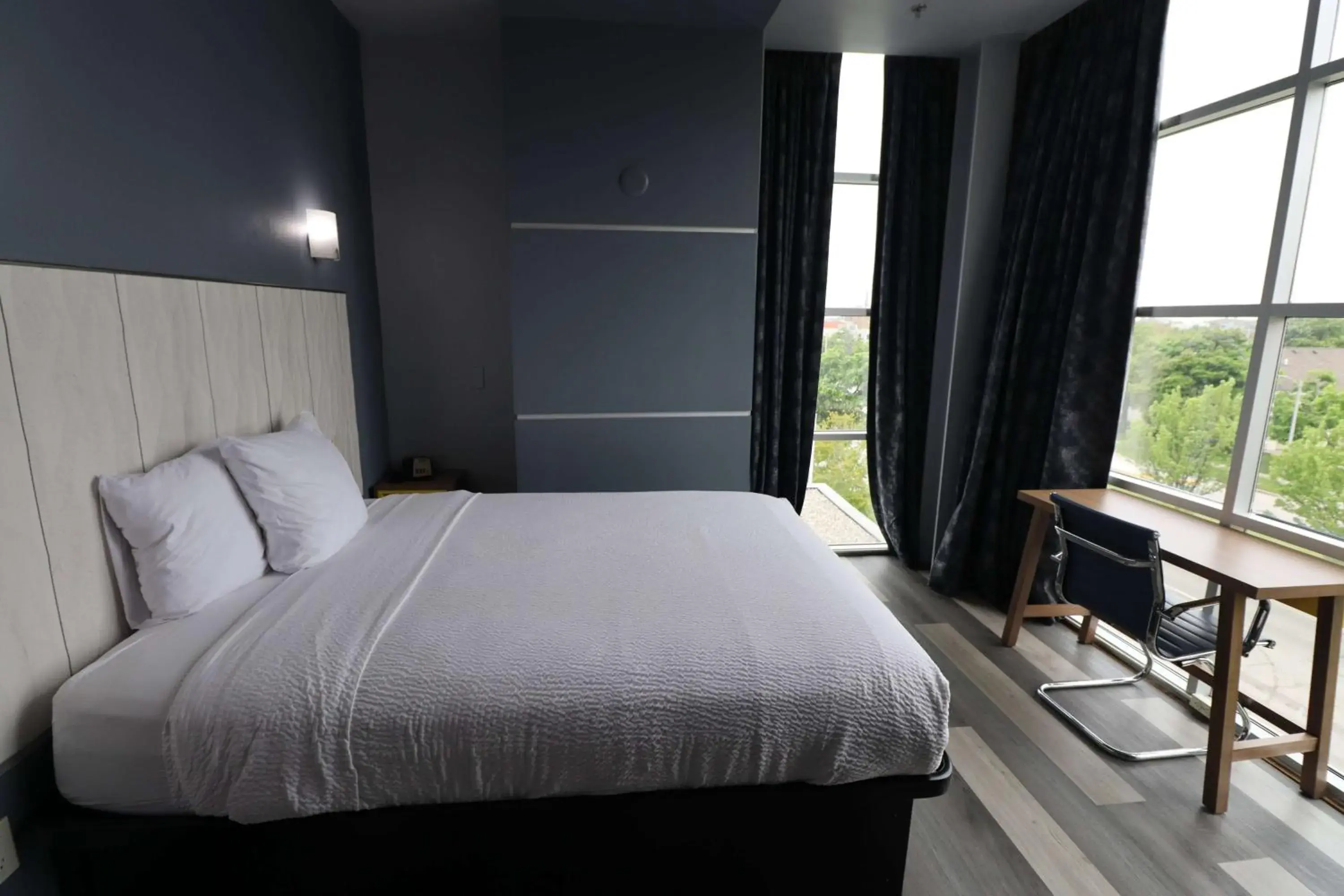 Queen Room - Pet Friendly/Non-Smoking in Days Inn & Suites by Wyndham Milwaukee Queen Room - Pet Friendly/Non-Smoking in Days Inn & Suites by Wyndham Milwaukee