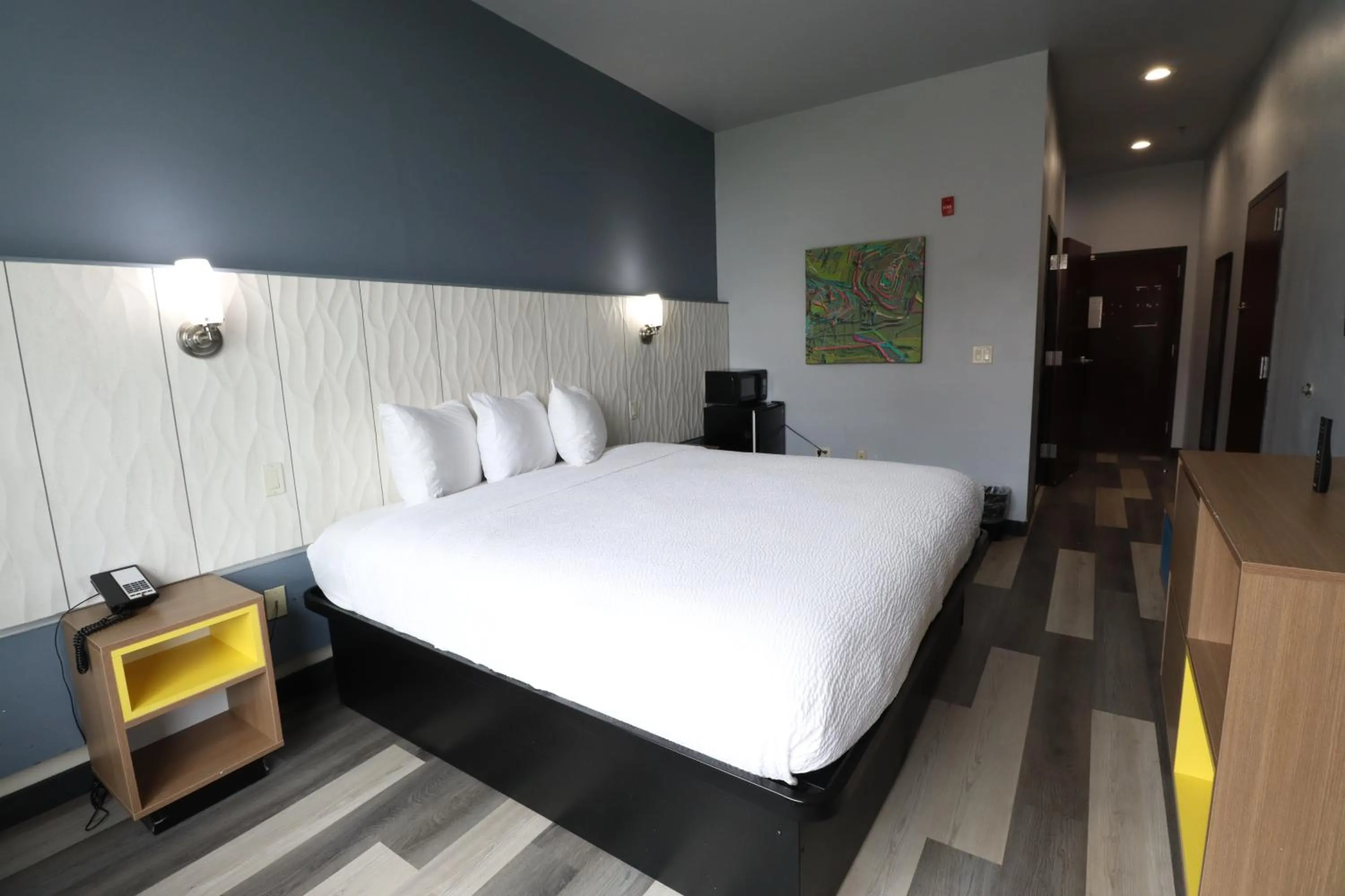 Bed in Days Inn & Suites by Wyndham Milwaukee