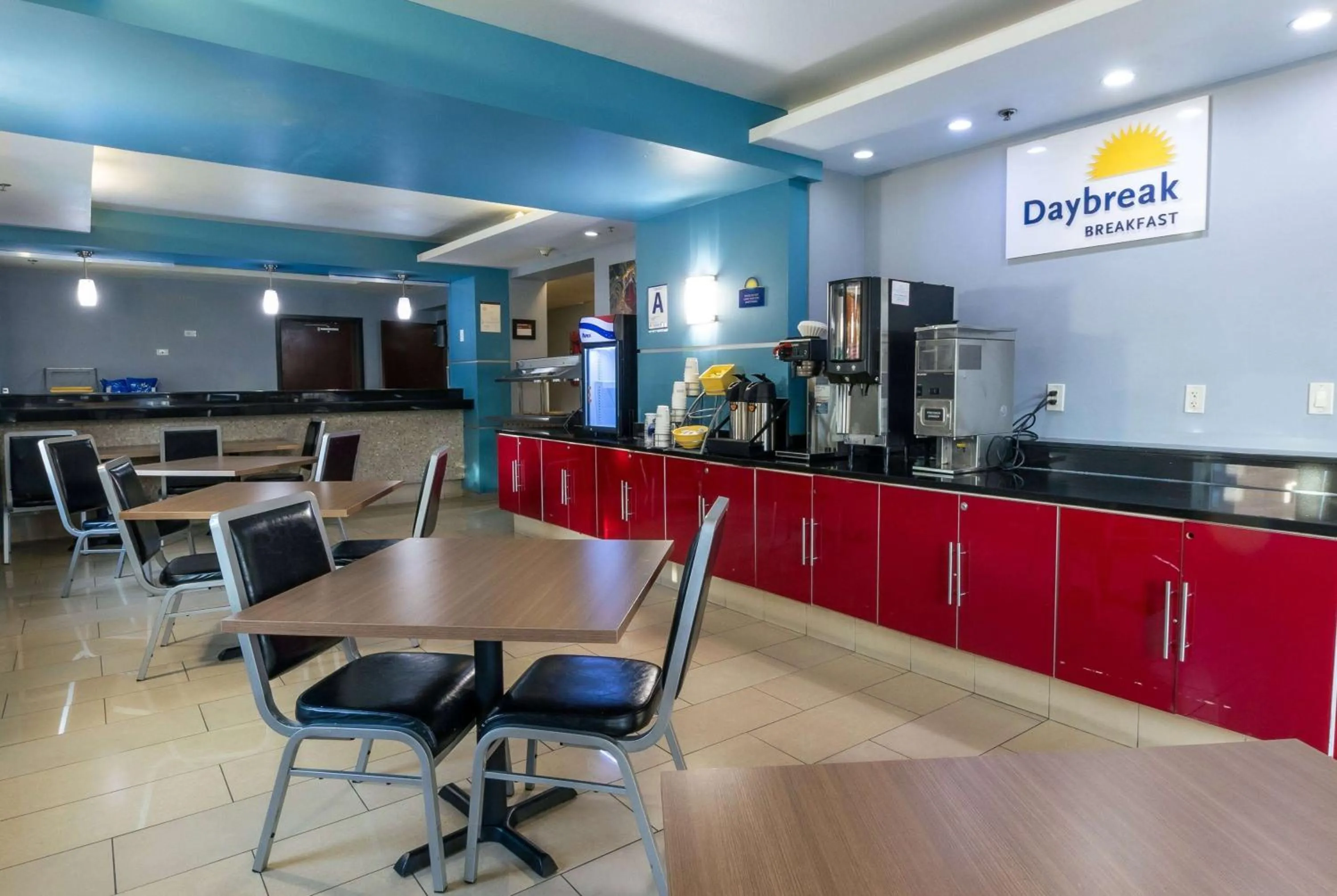 Breakfast in Days Inn & Suites by Wyndham Milwaukee