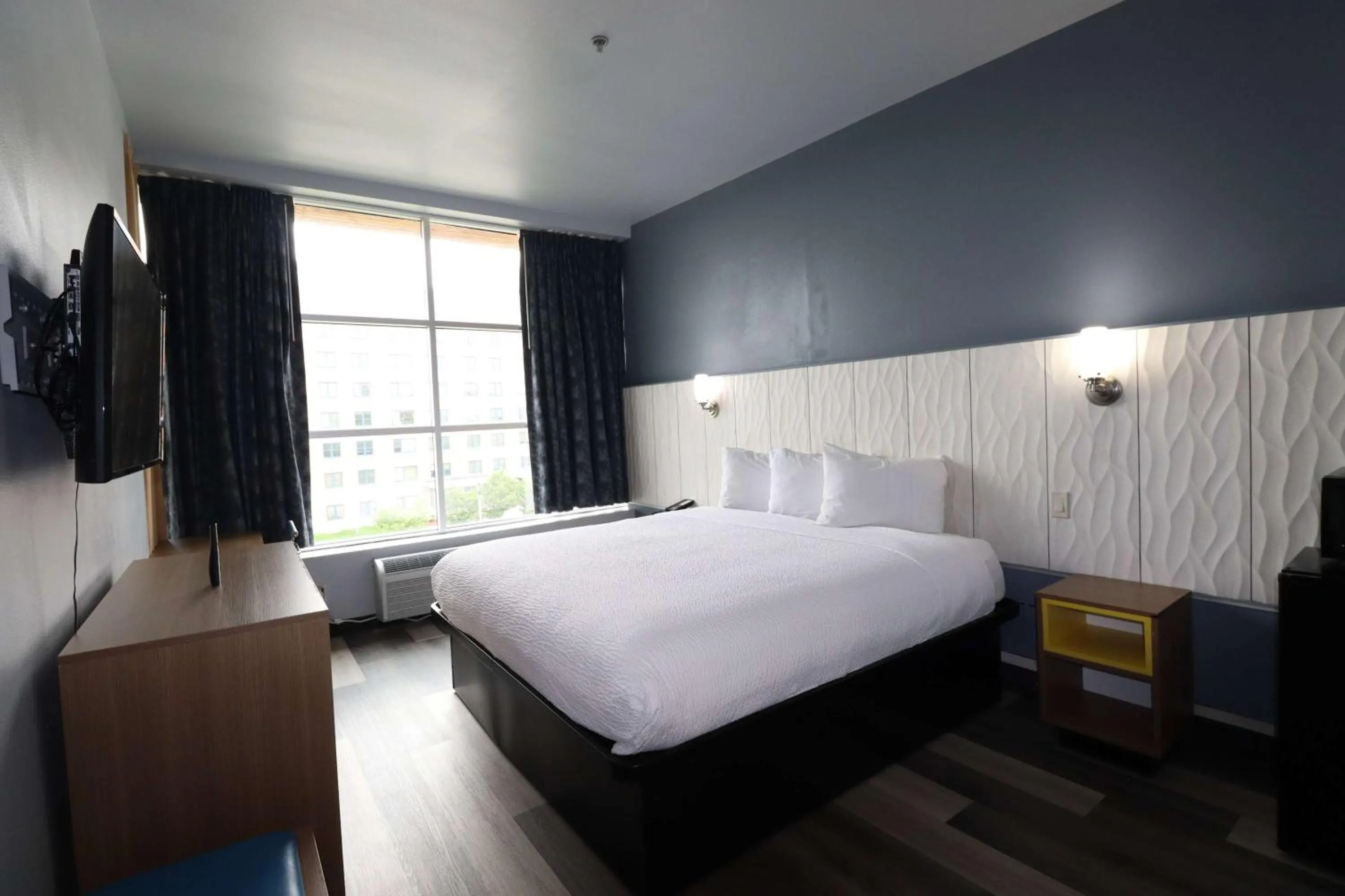 Photo of the whole room, Bed in Days Inn & Suites by Wyndham Milwaukee