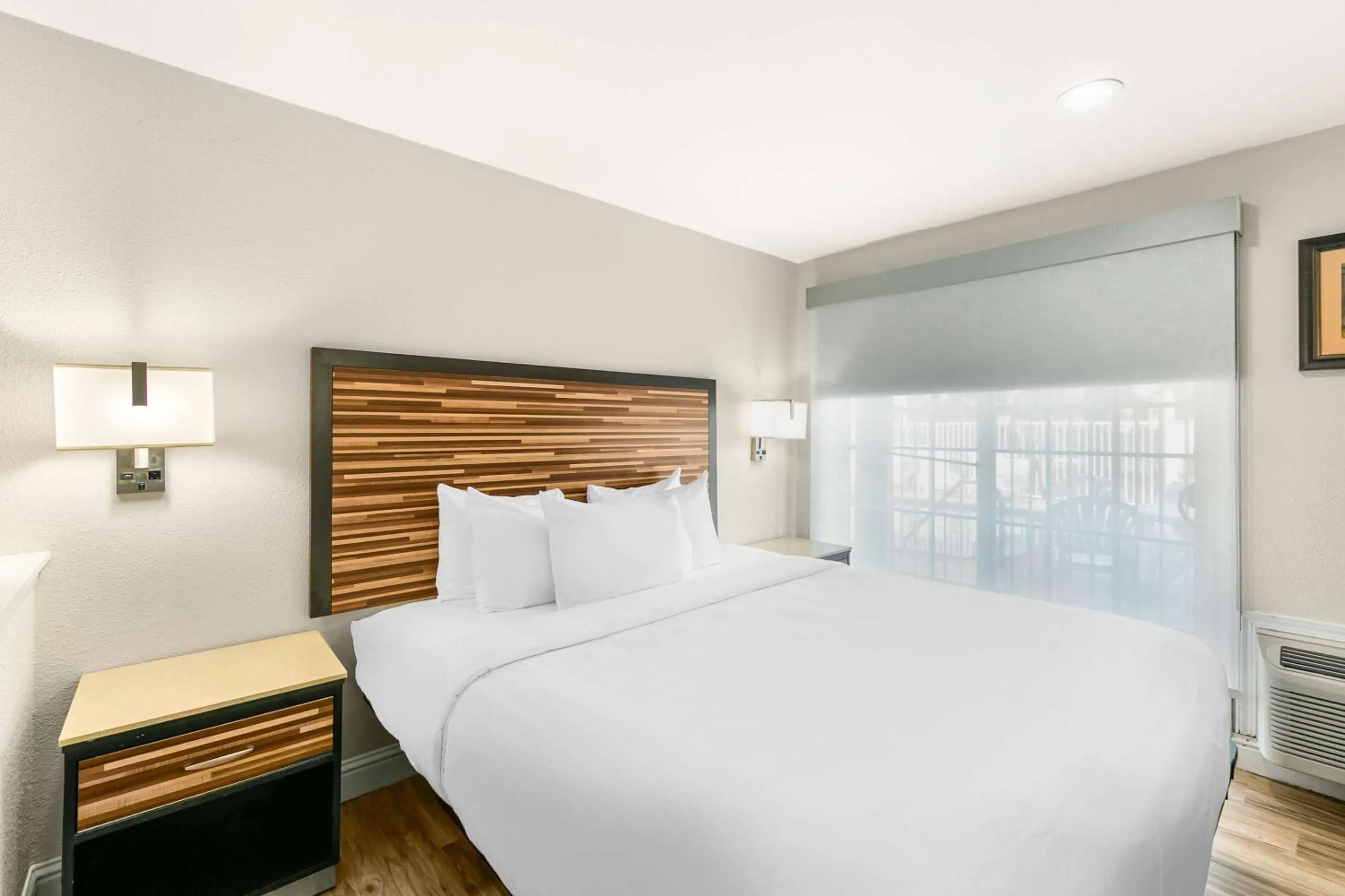 Bedroom, Bed in Quality Inn & Suites Sacramento Downtown Area