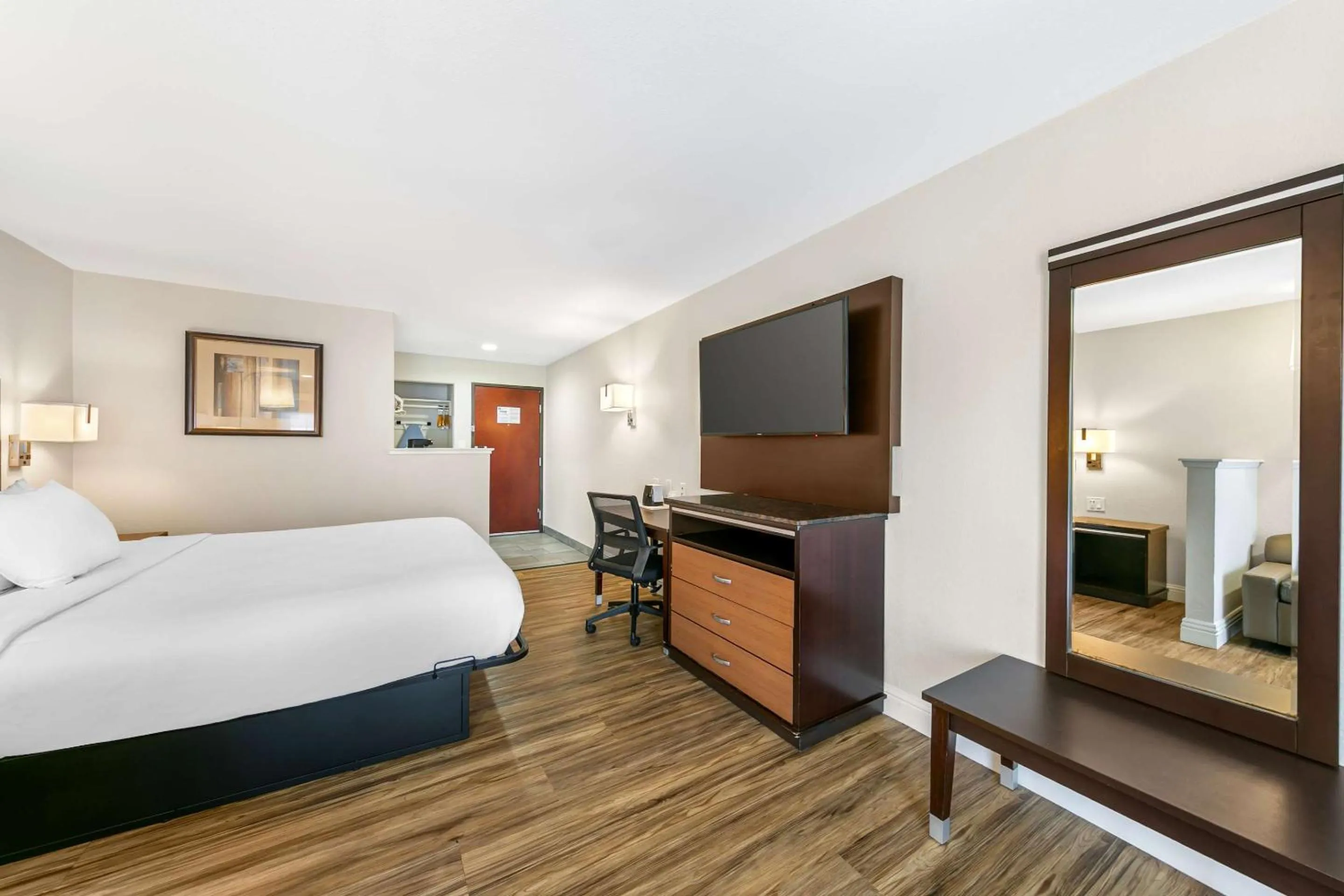 Bedroom, Bed in Quality Inn & Suites Sacramento Downtown Area