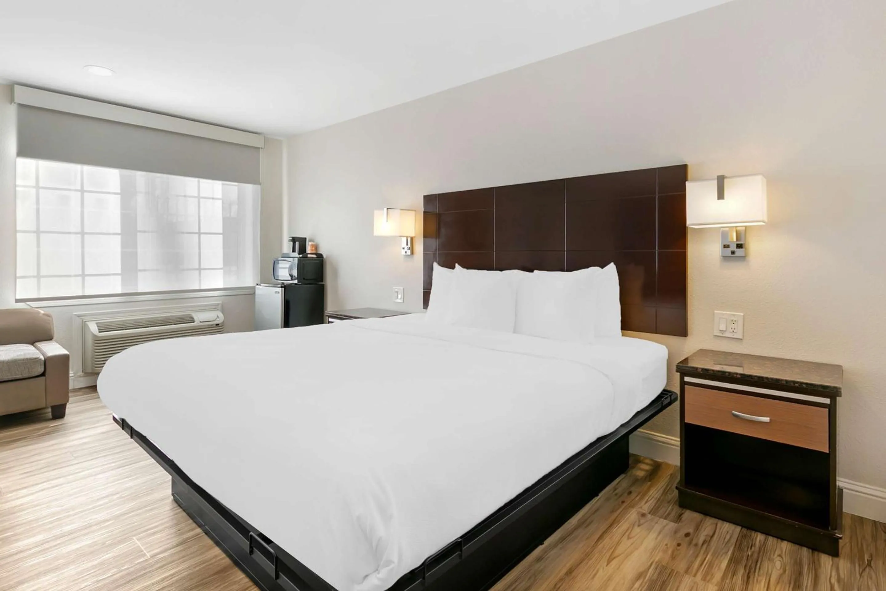 Bedroom, Bed in Quality Inn & Suites Sacramento Downtown Area