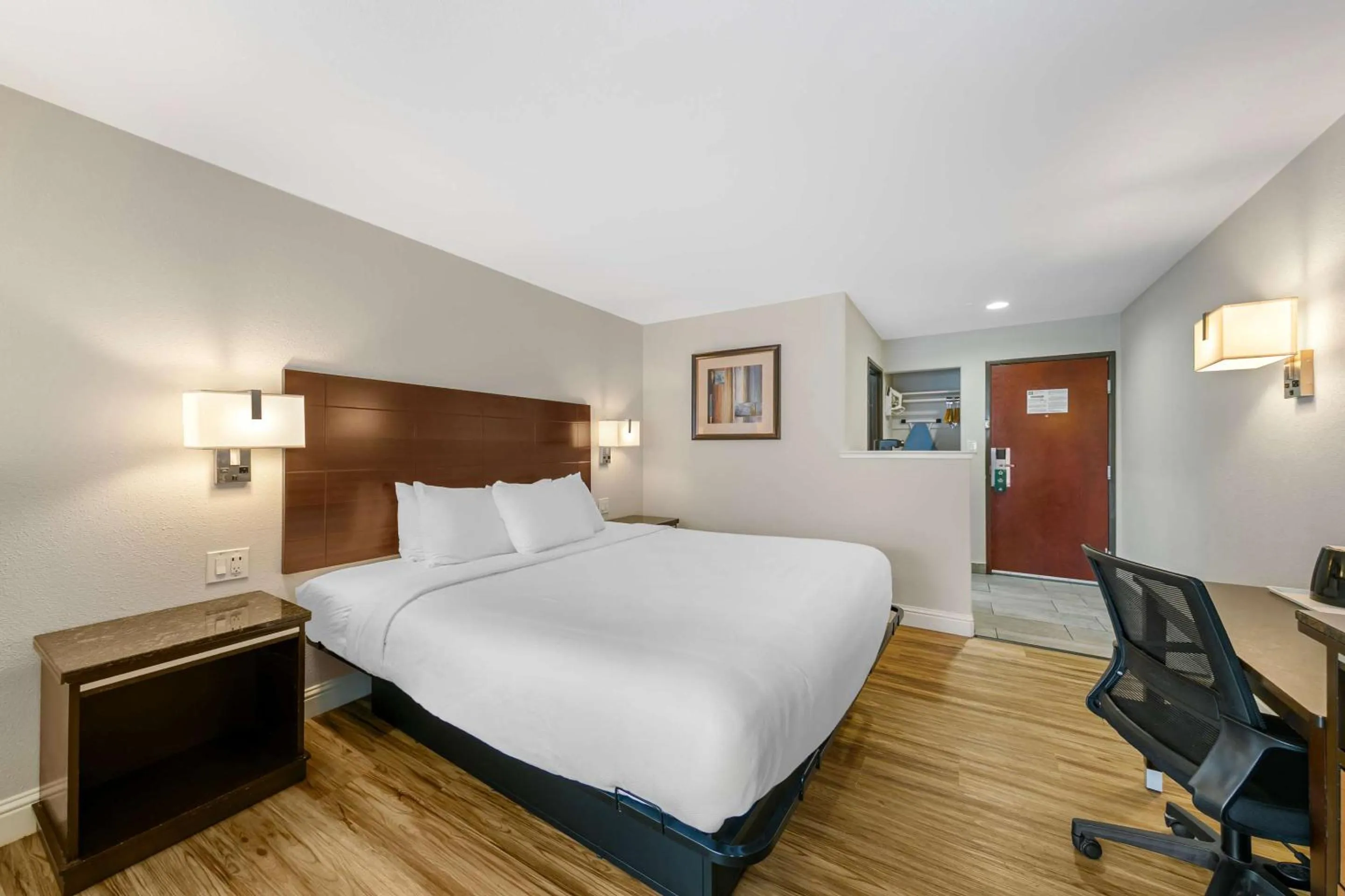 Bedroom, Bed in Quality Inn & Suites Sacramento Downtown Area