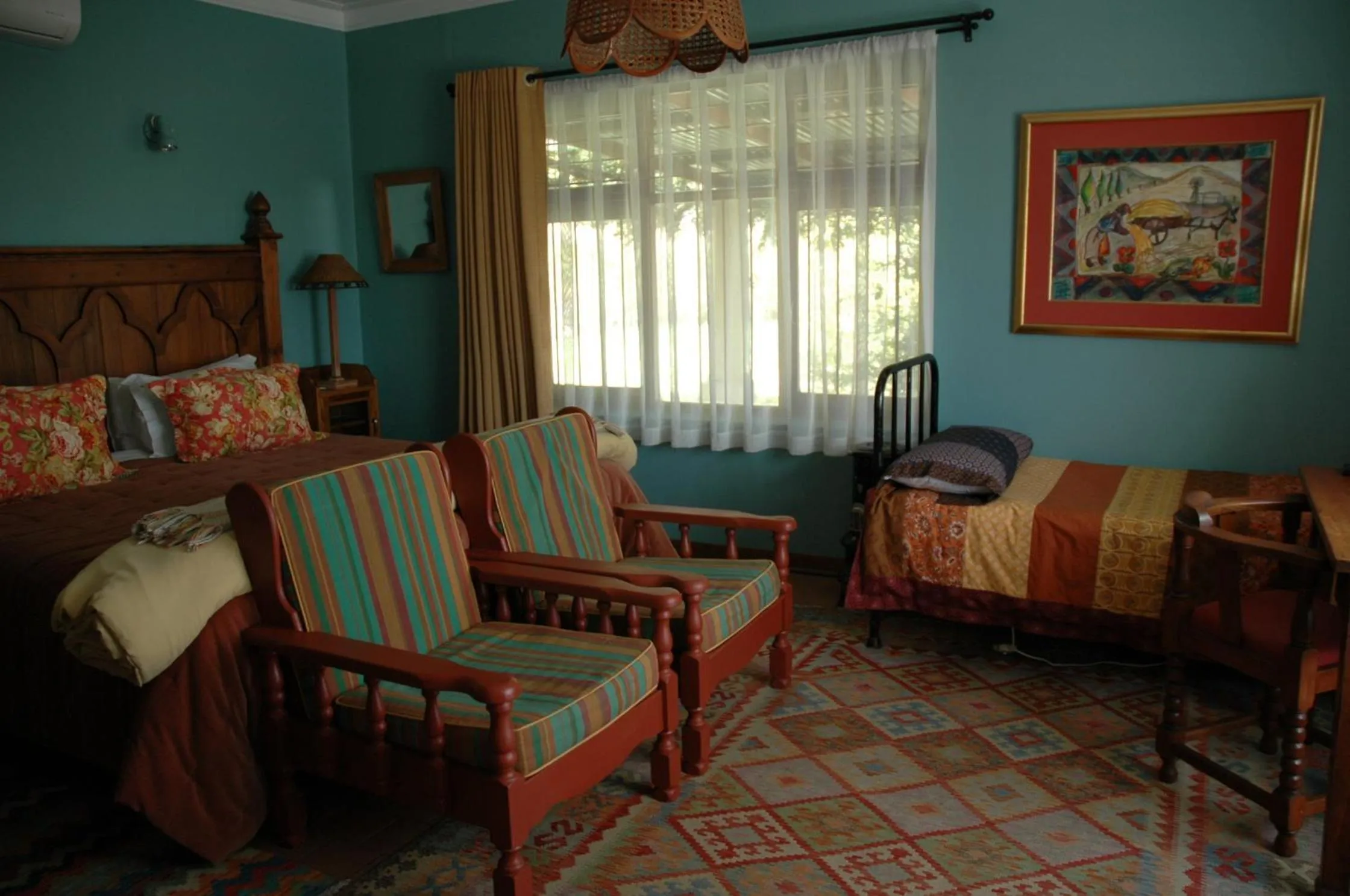 Seating area, Bed in La Motte B&B