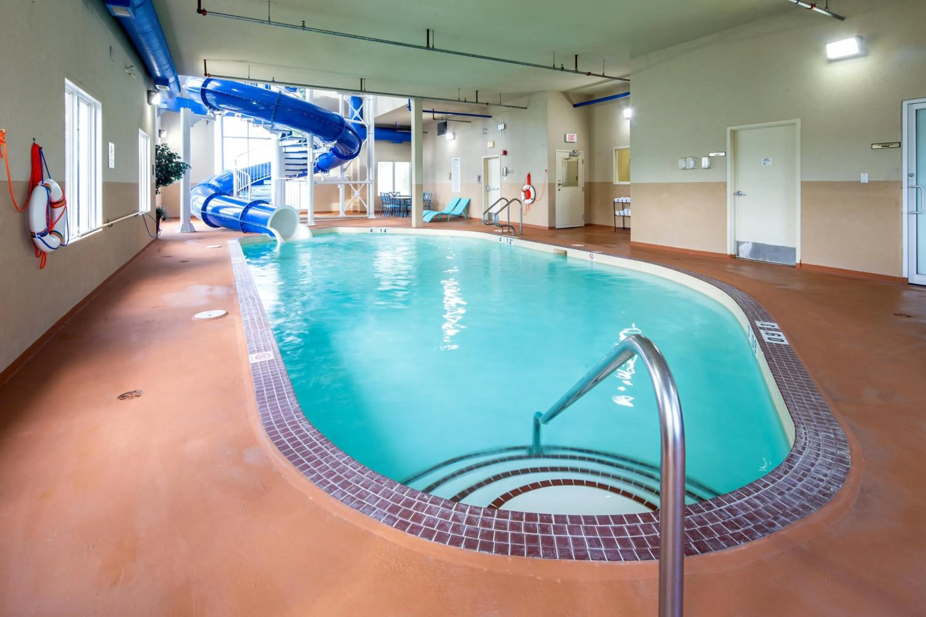 Swimming pool in Holiday Inn Express Hotel & Suites Edson by IHG