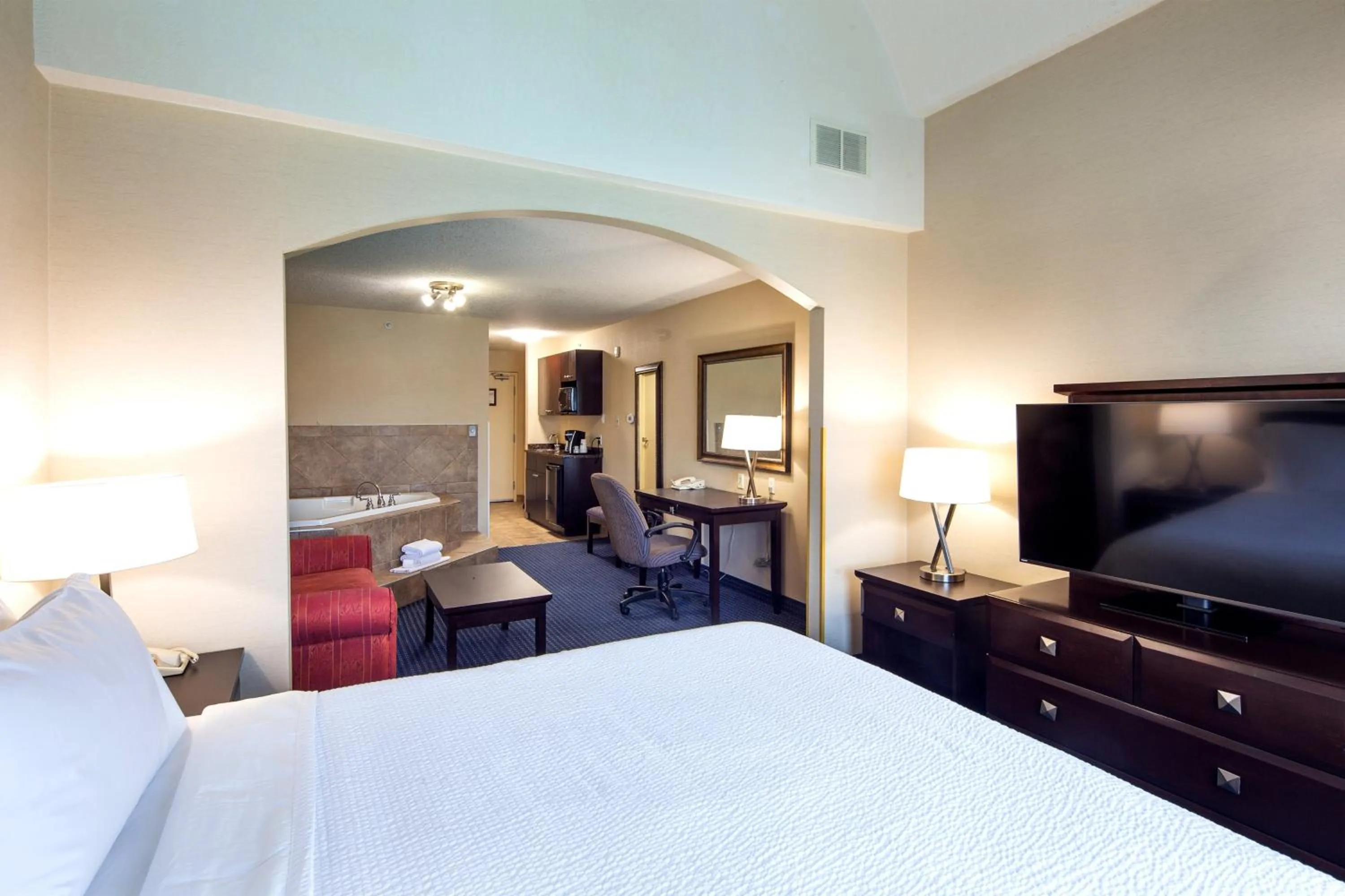 Photo of the whole room, Bed in Holiday Inn Express Hotel & Suites Edson by IHG