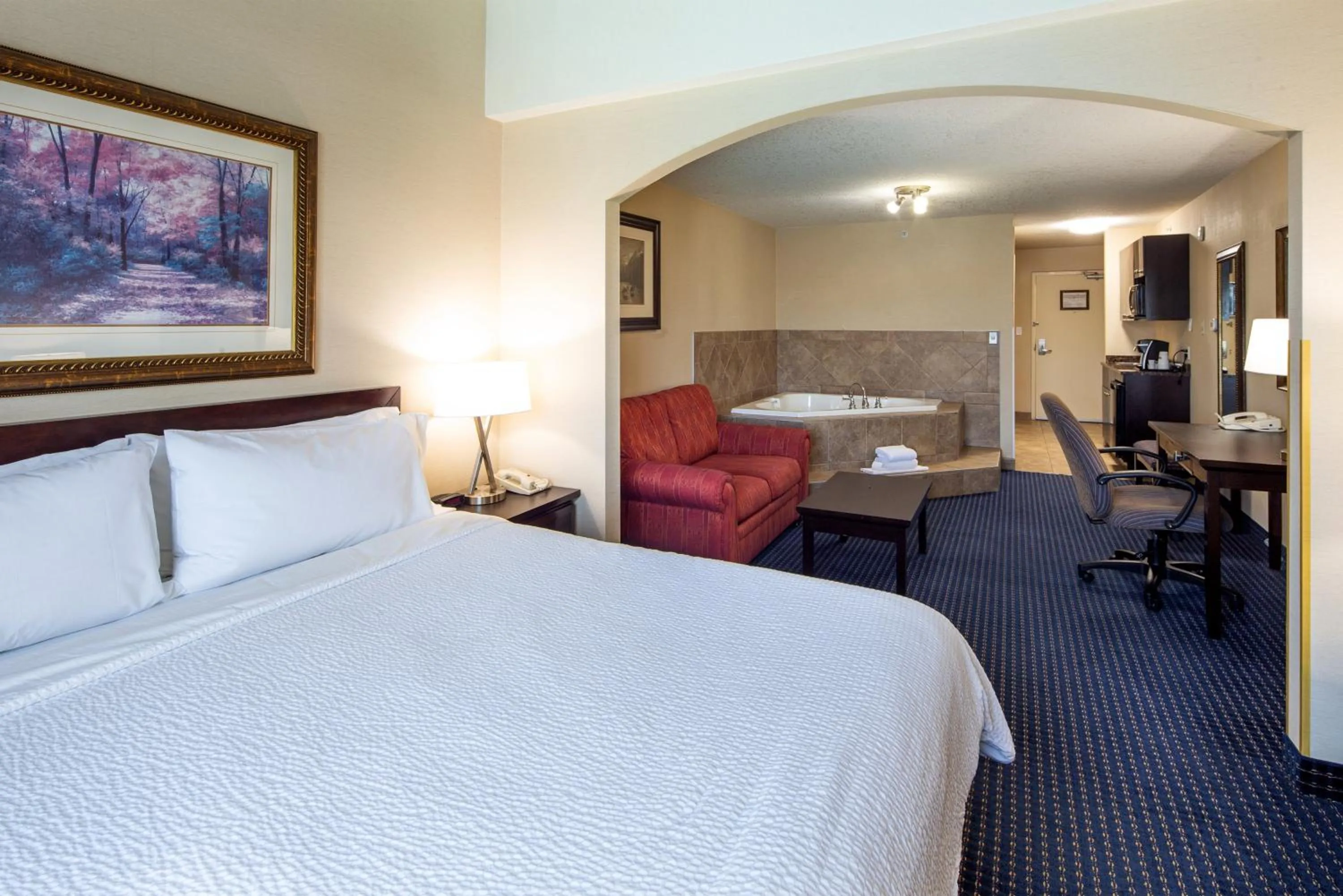 Photo of the whole room, Bed in Holiday Inn Express Hotel & Suites Edson by IHG