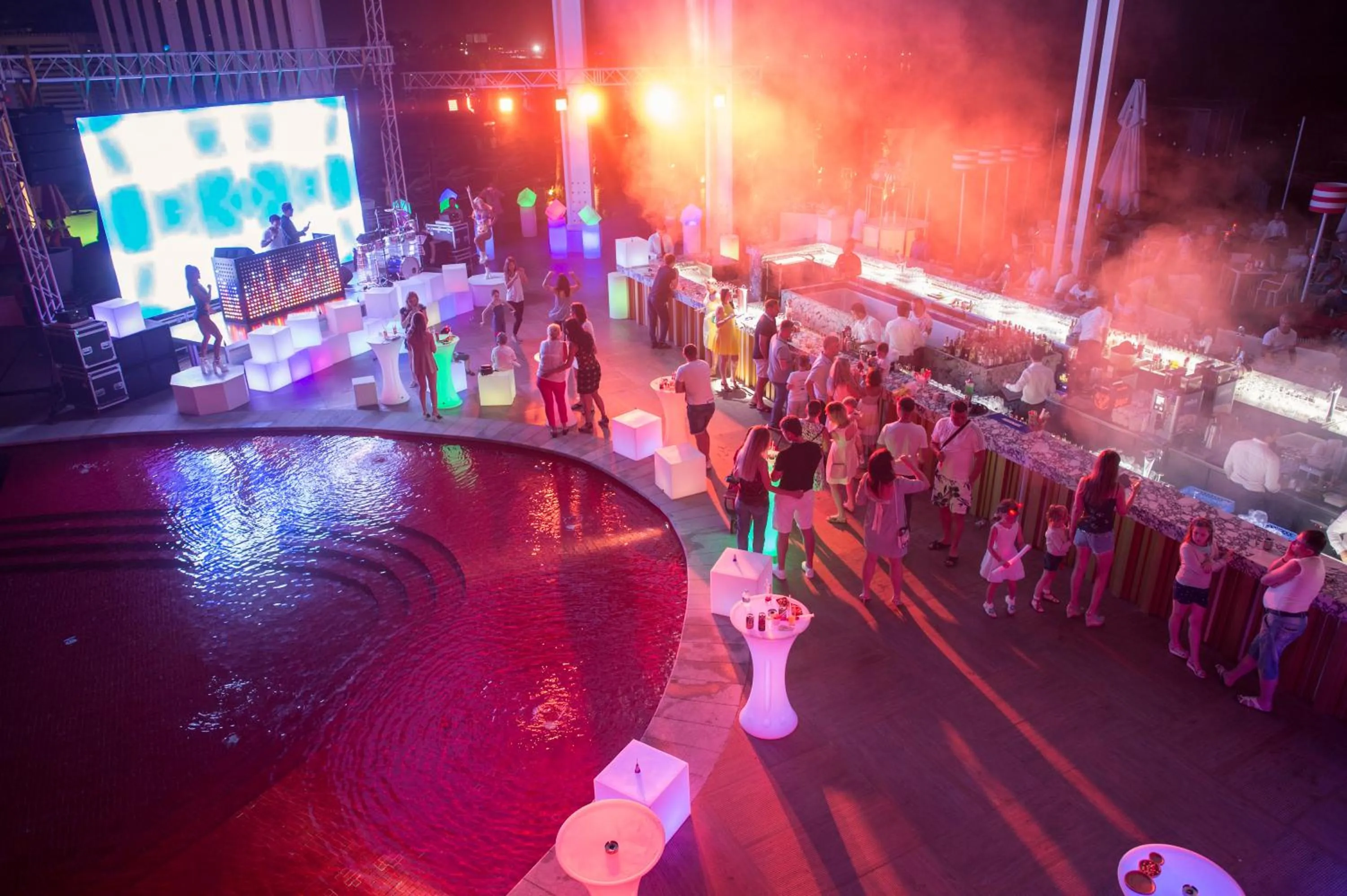 Evening entertainment in Selectum Luxury Resort