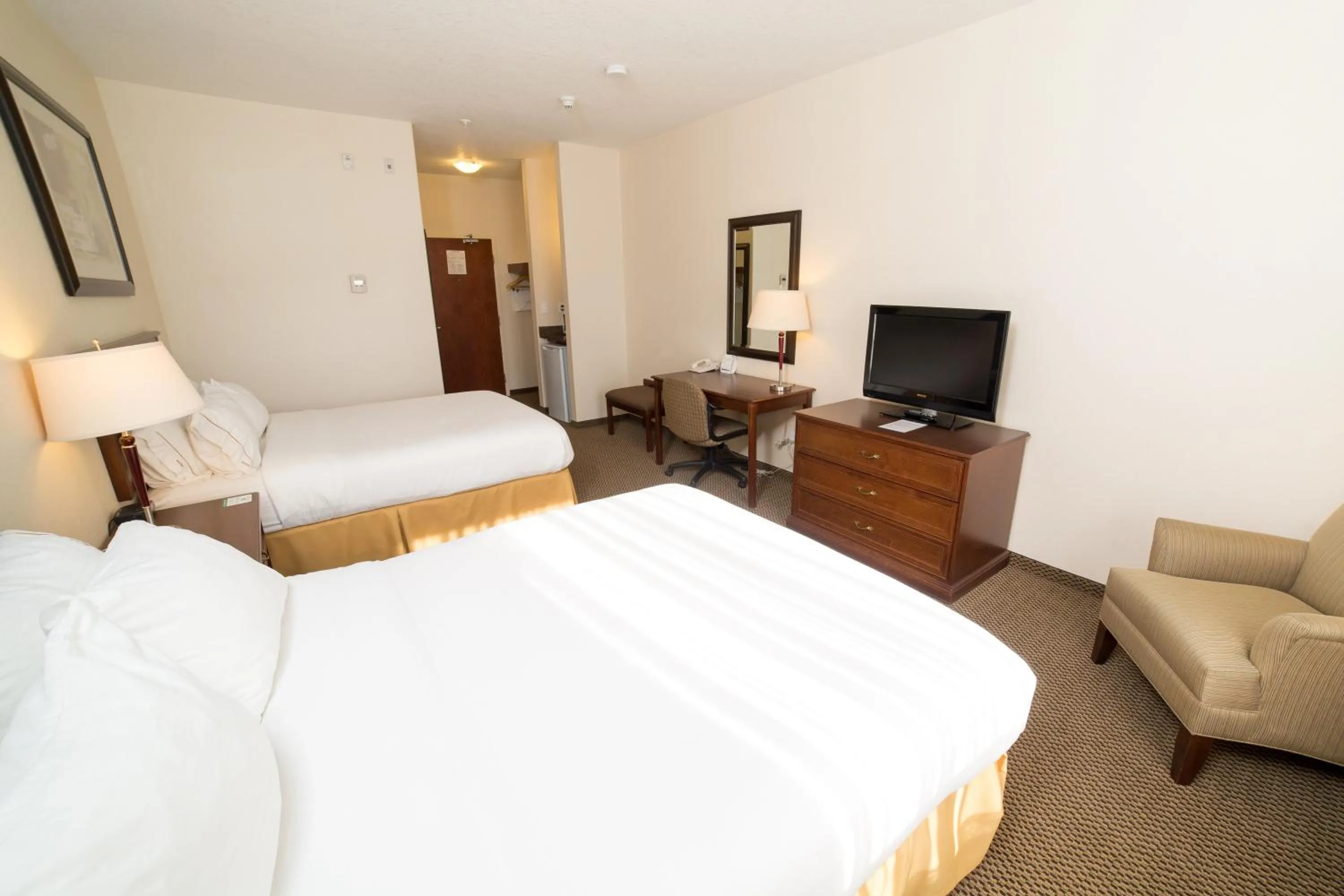 Photo of the whole room, Bed in Holiday Inn Express & Suites Drayton Valley by IHG