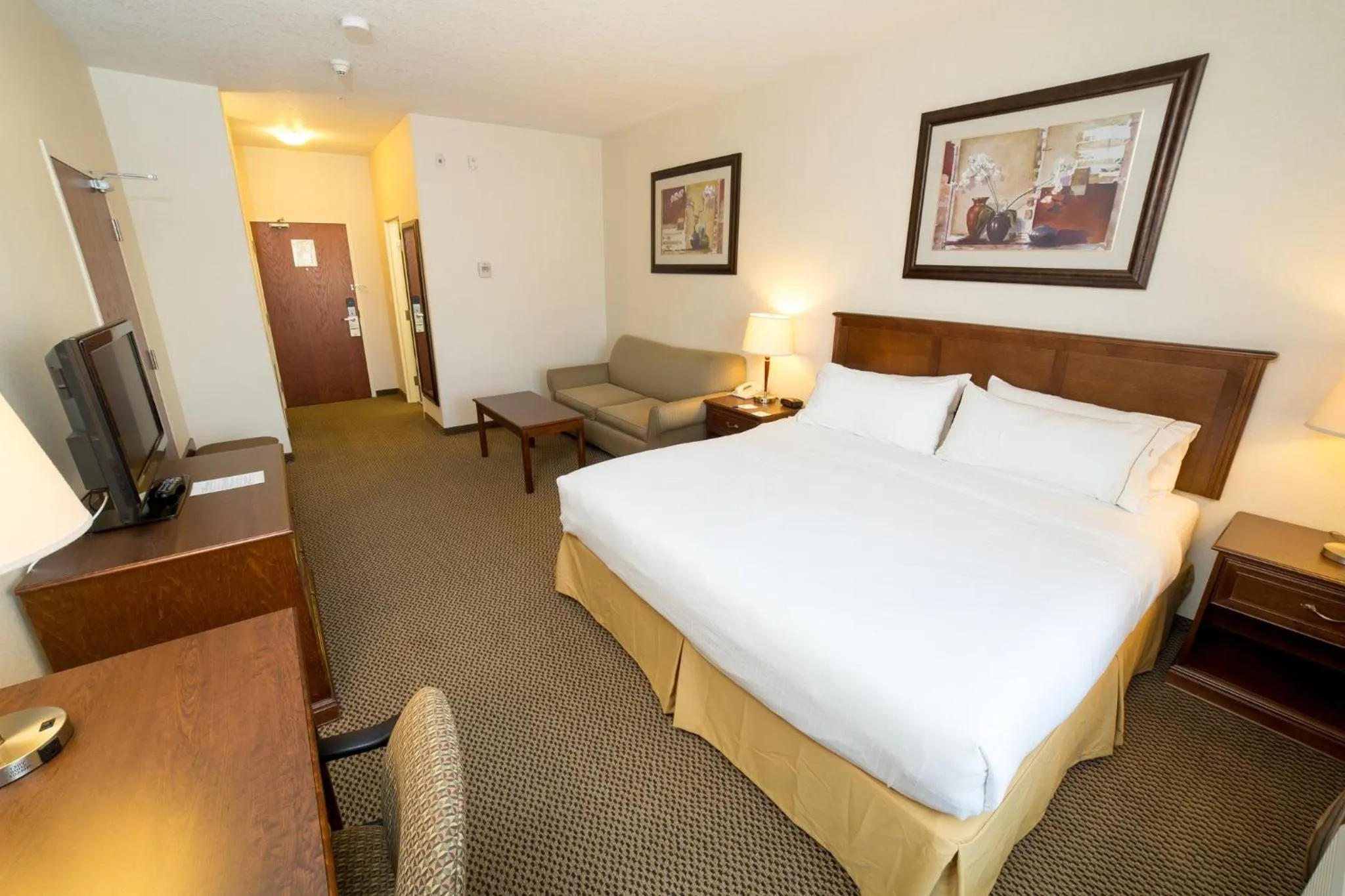 Photo of the whole room, Bed in Holiday Inn Express & Suites Drayton Valley by IHG