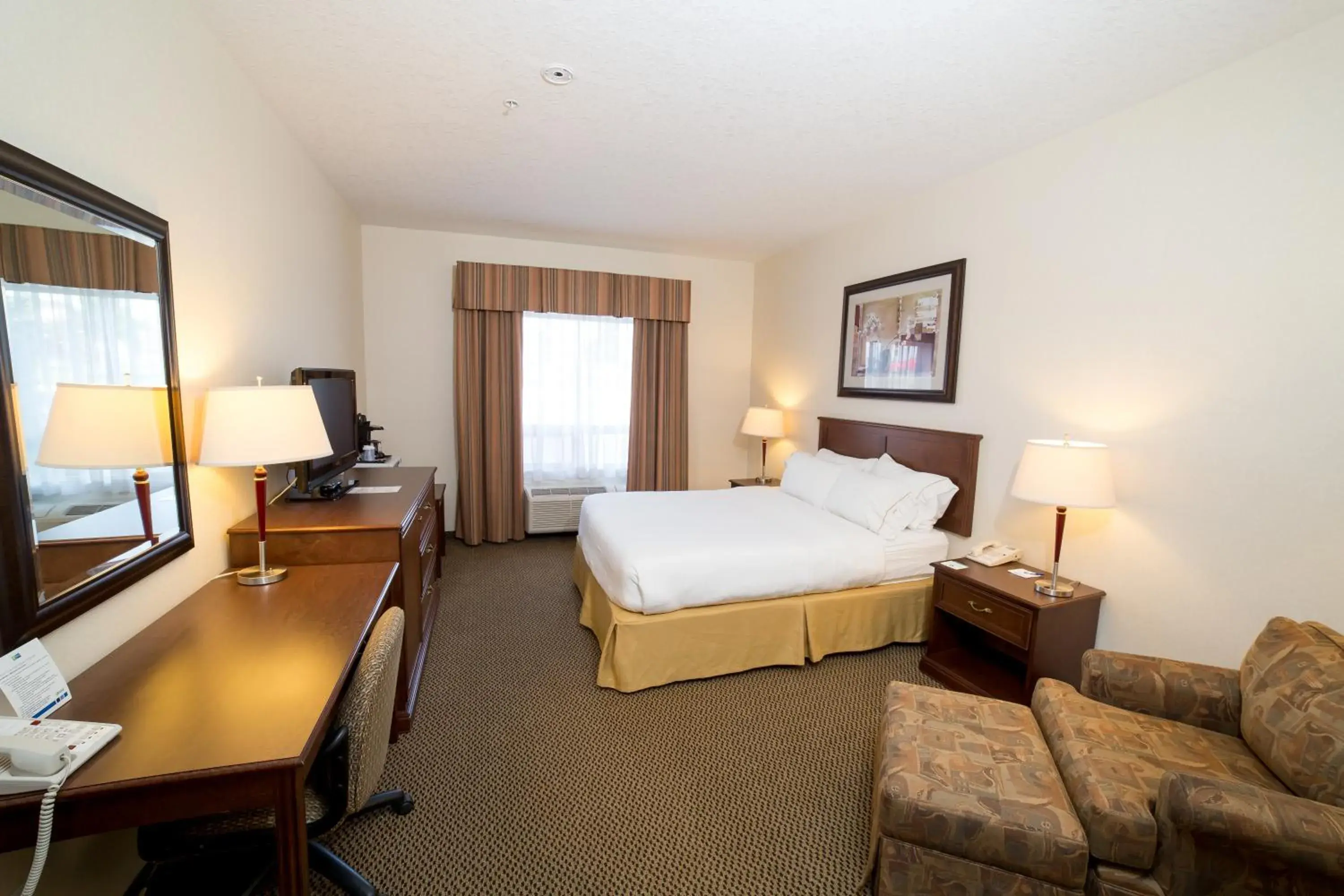 Standard King Room in Holiday Inn Express & Suites Drayton Valley by IHG Standard King Room in Holiday Inn Express & Suites Drayton Valley by IHG