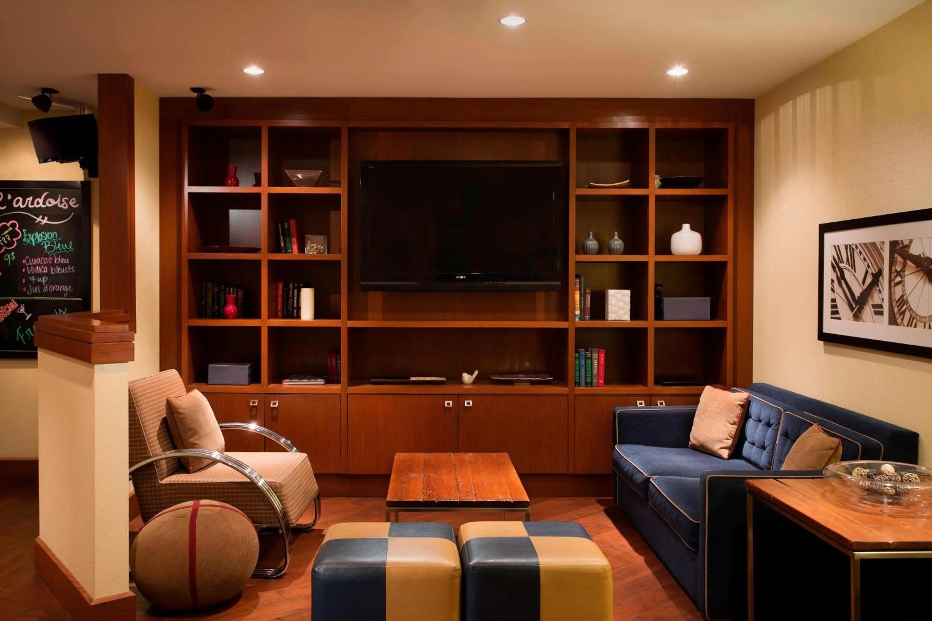 Lounge or bar in Four Points by Sheraton Hotel & Conference Centre Gatineau-Ottawa