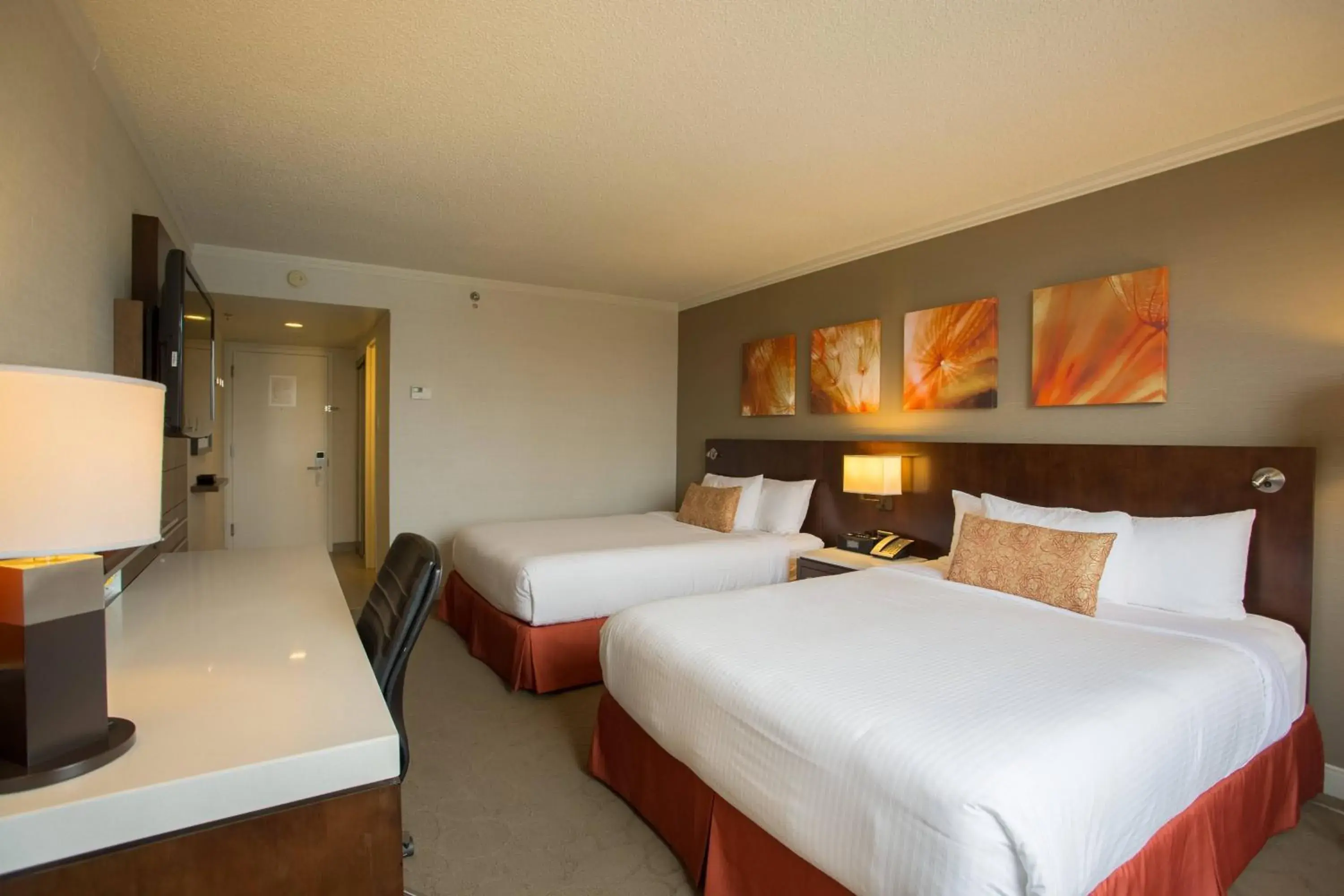 Queen Room with Two Queen Beds in Delta Hotels by Marriott Saguenay Conference Centre Queen Room with Two Queen Beds in Delta Hotels by Marriott Saguenay Conference Centre