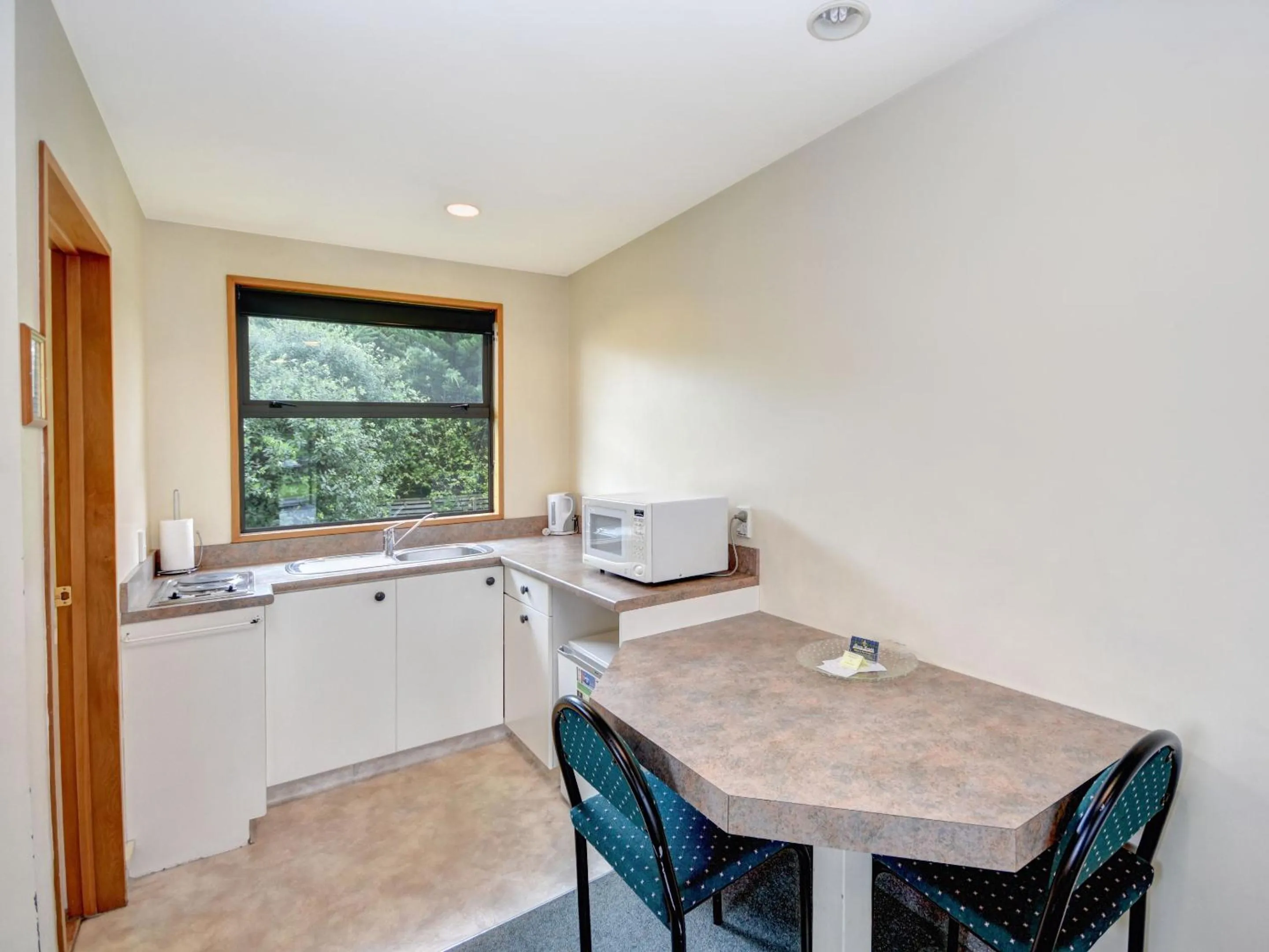 Kitchen or kitchenette in Bonnie Knights Motel Mosgiel