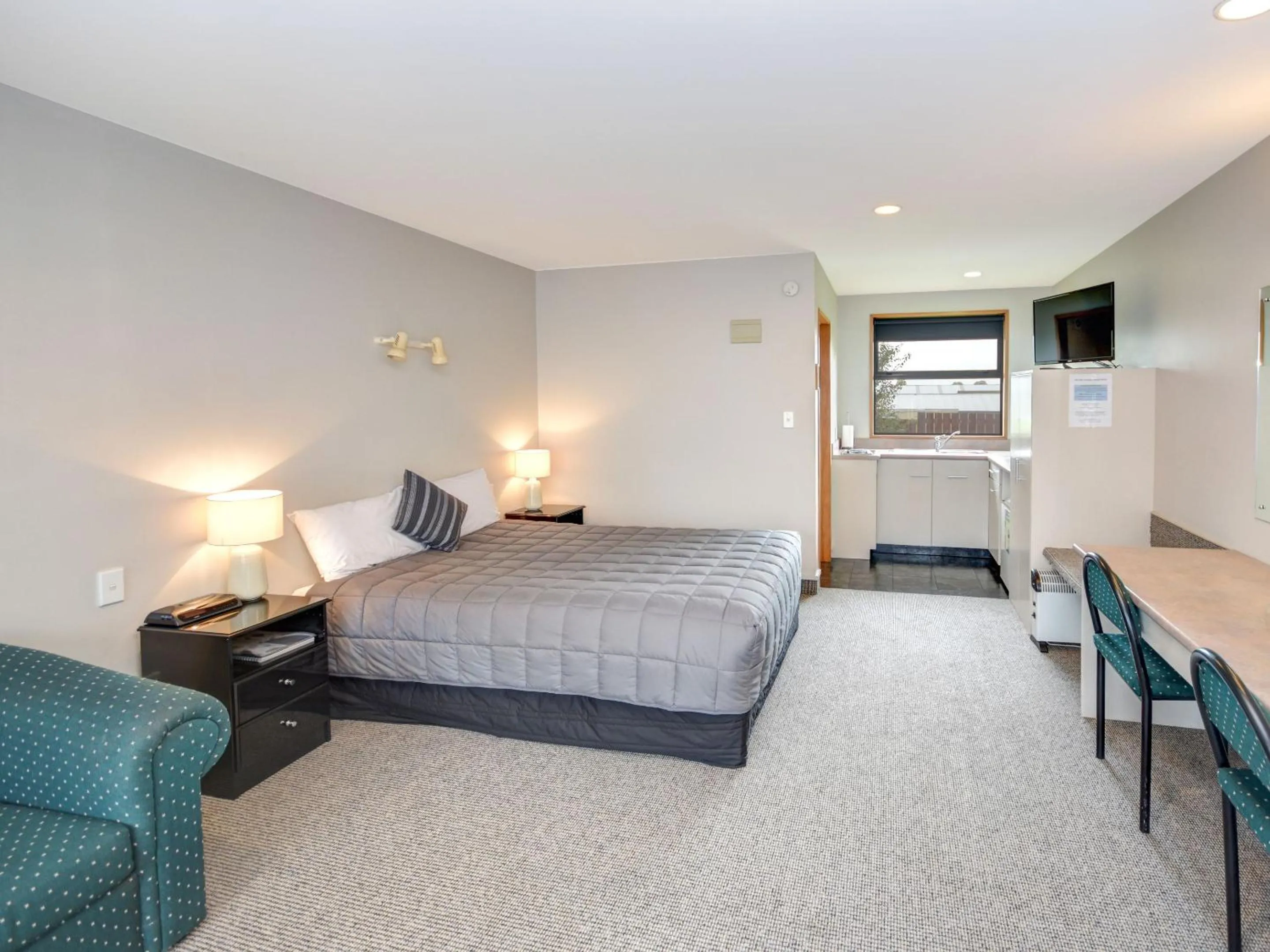 Living room, Bed in Bonnie Knights Motel Mosgiel