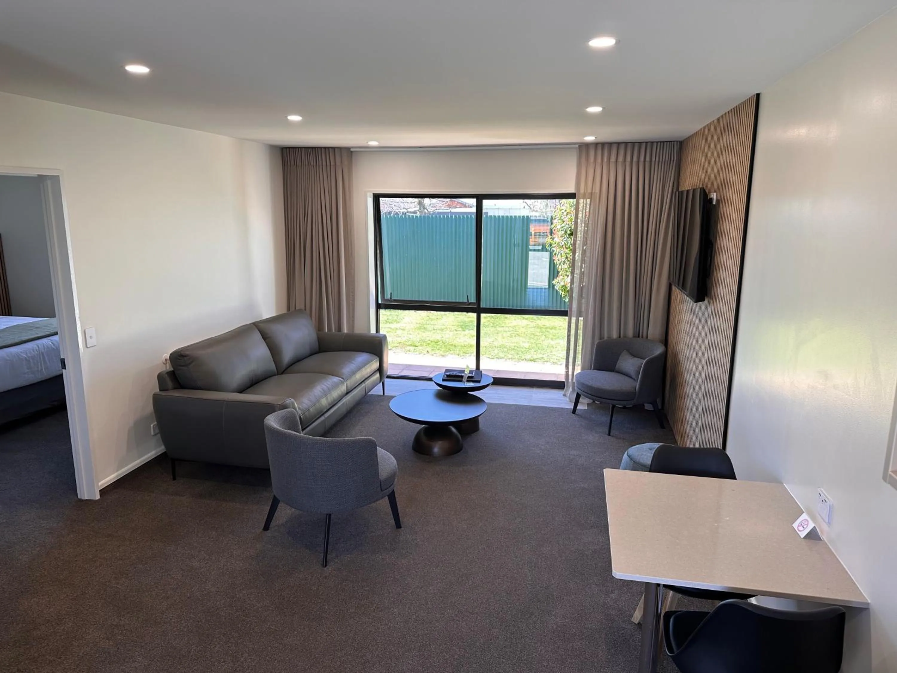 Living room, Bed in The Lakes Motel