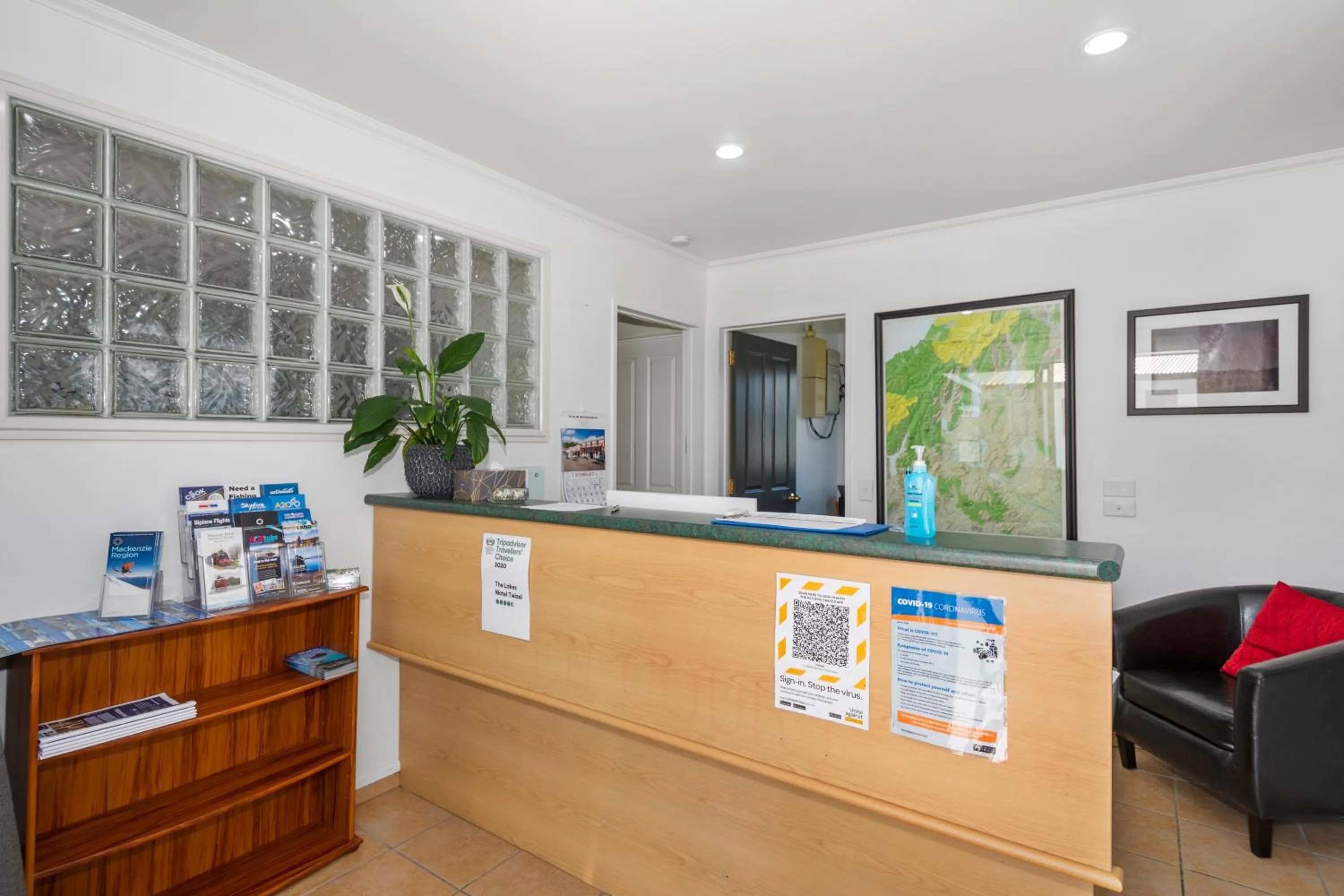 Lobby or reception in The Lakes Motel