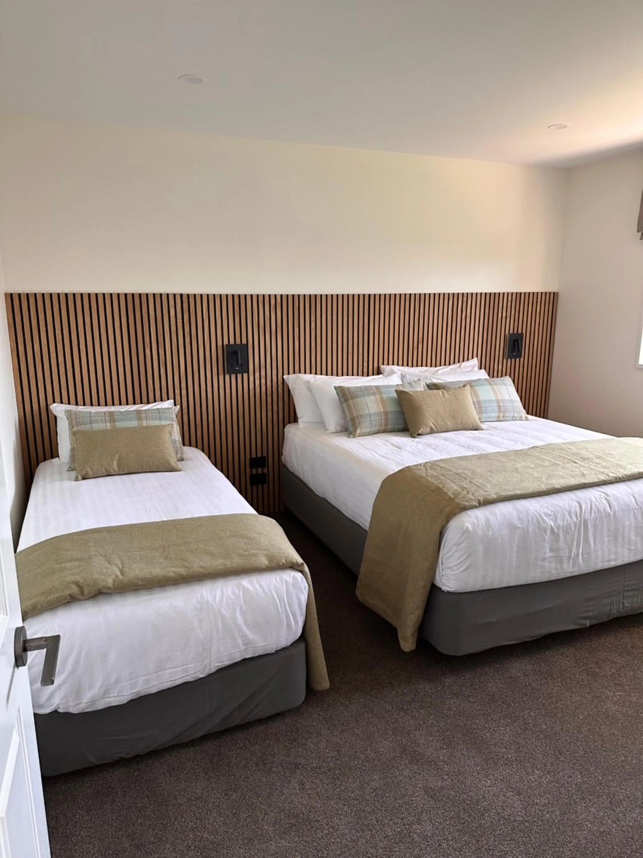 Bedroom, Bed in The Lakes Motel