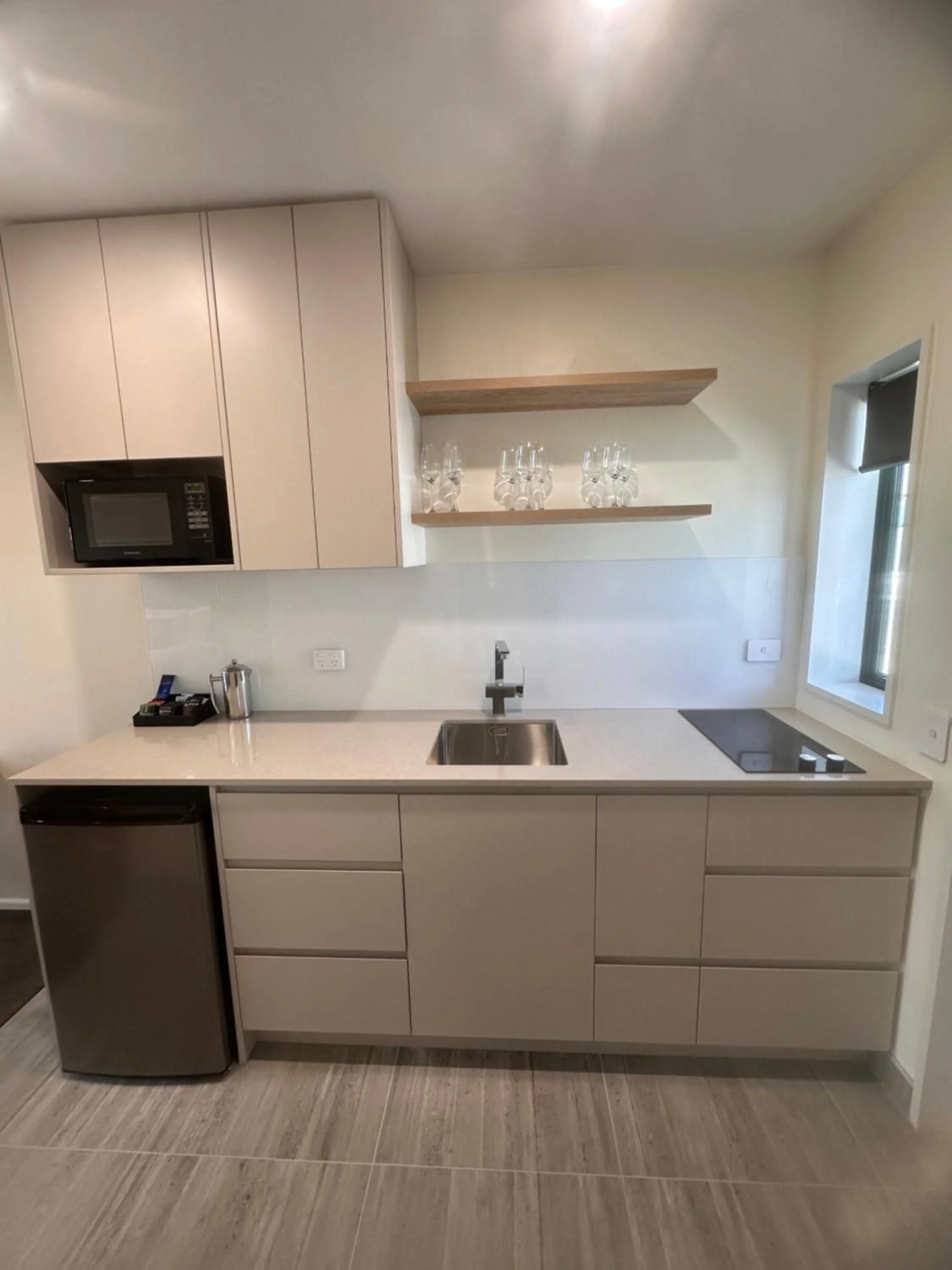 Kitchen or kitchenette in The Lakes Motel