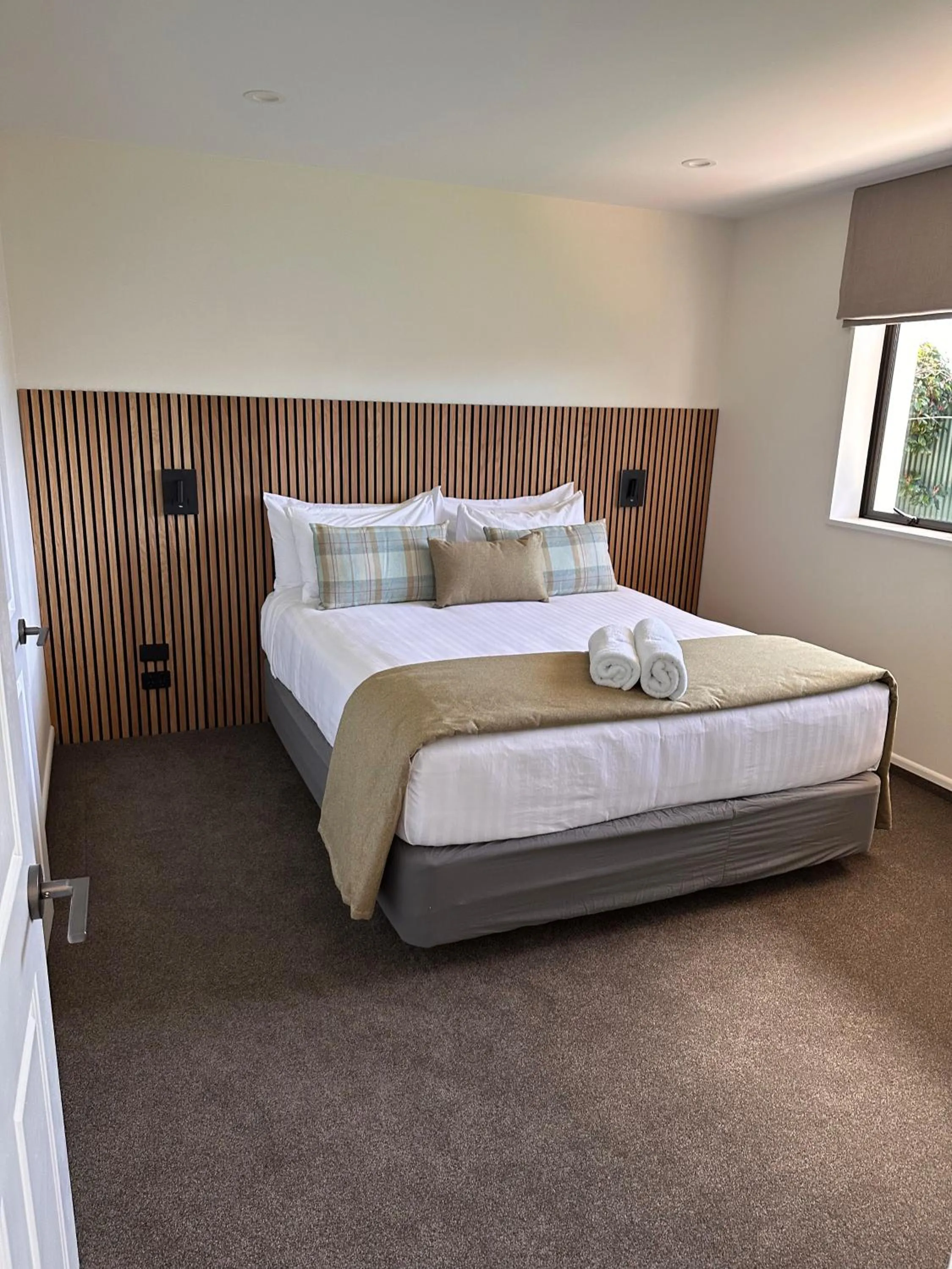 Bedroom, Bed in The Lakes Motel