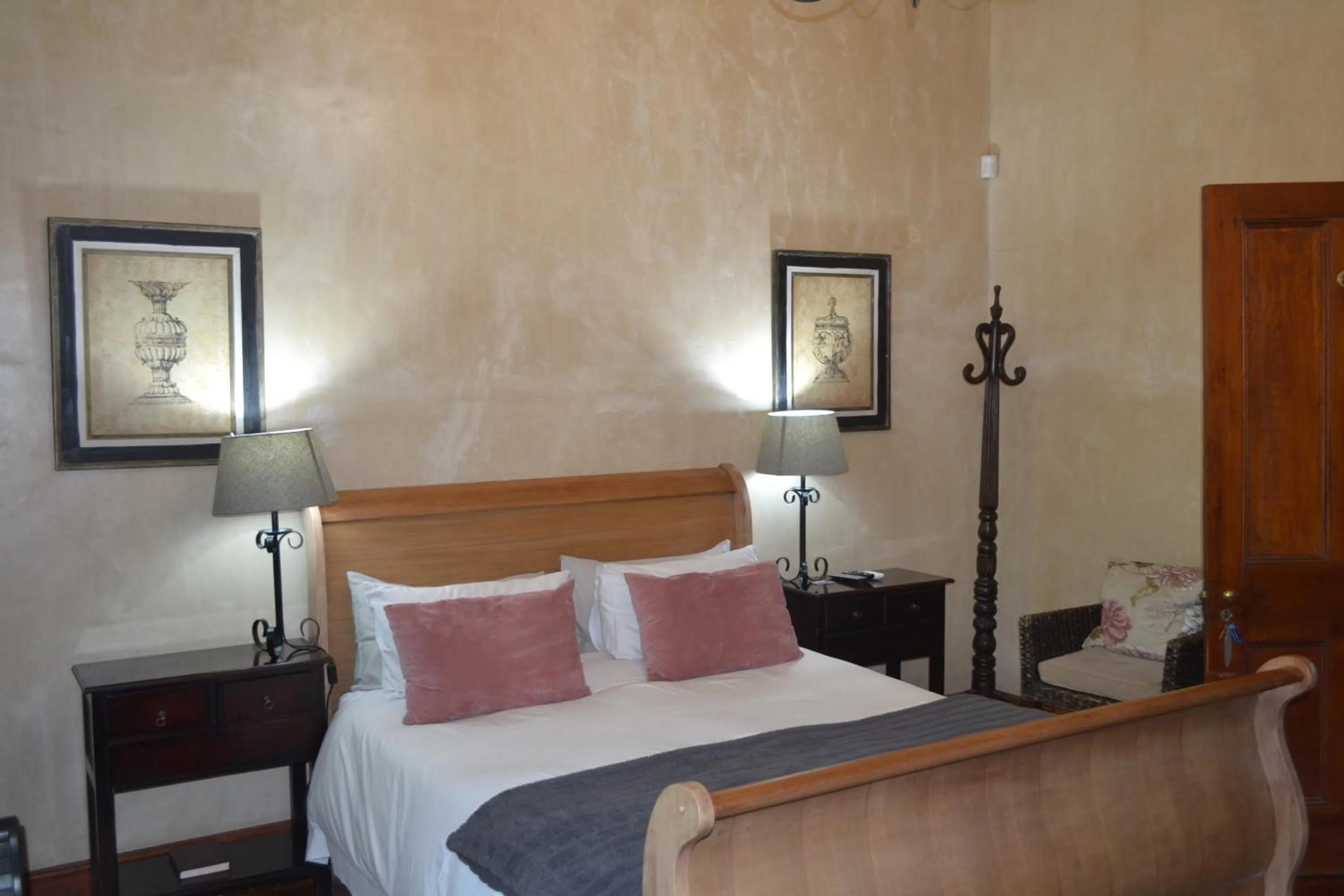 Bedroom, Bed in Old House Lodge