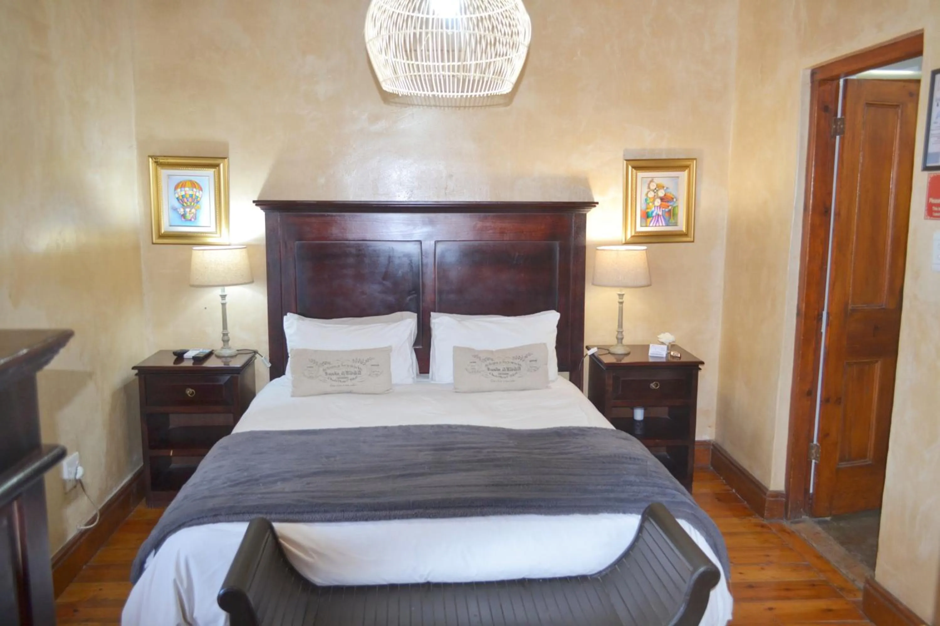 Bedroom, Bed in Old House Lodge