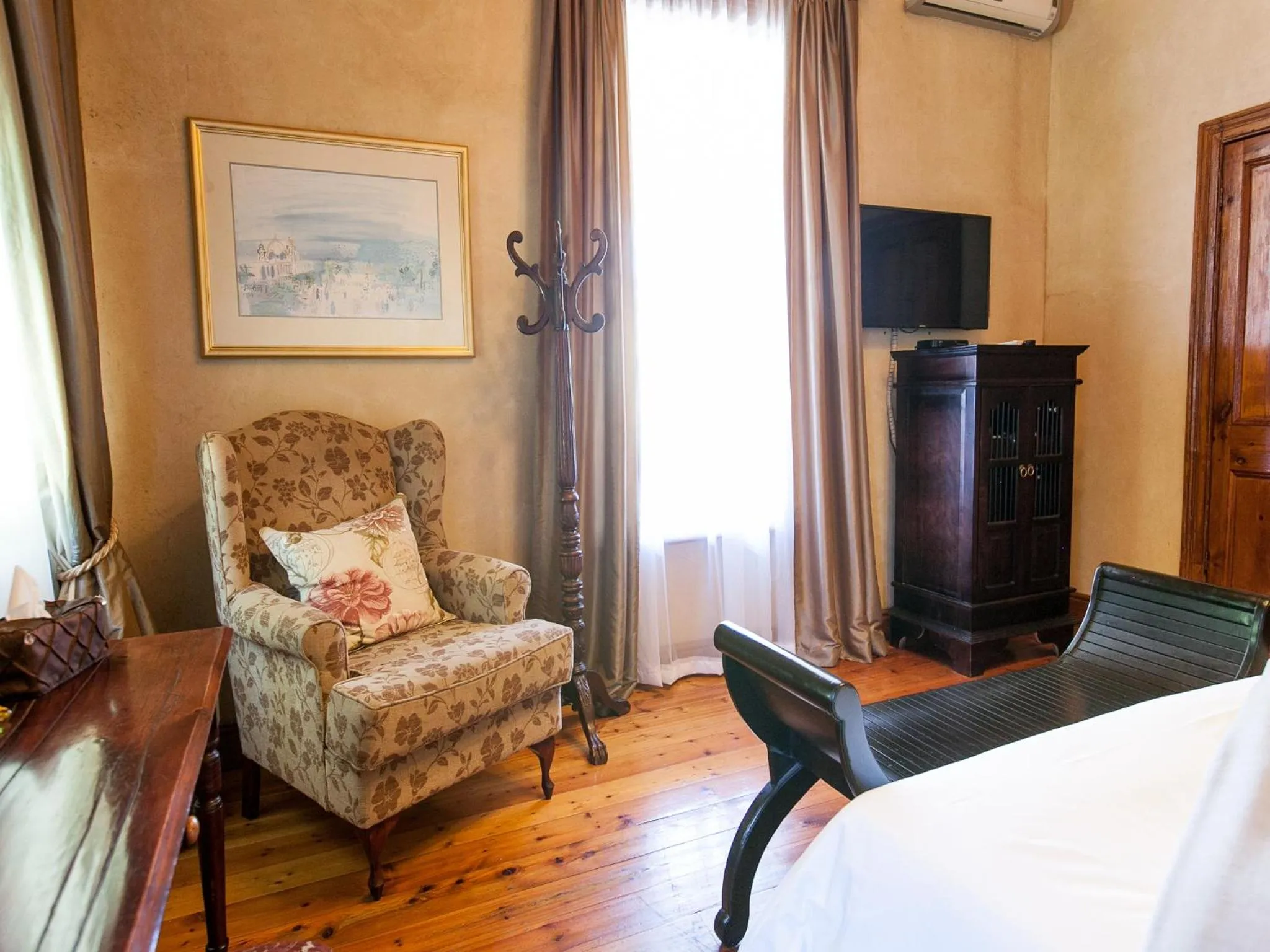 Seating area, Bed in Old House Lodge