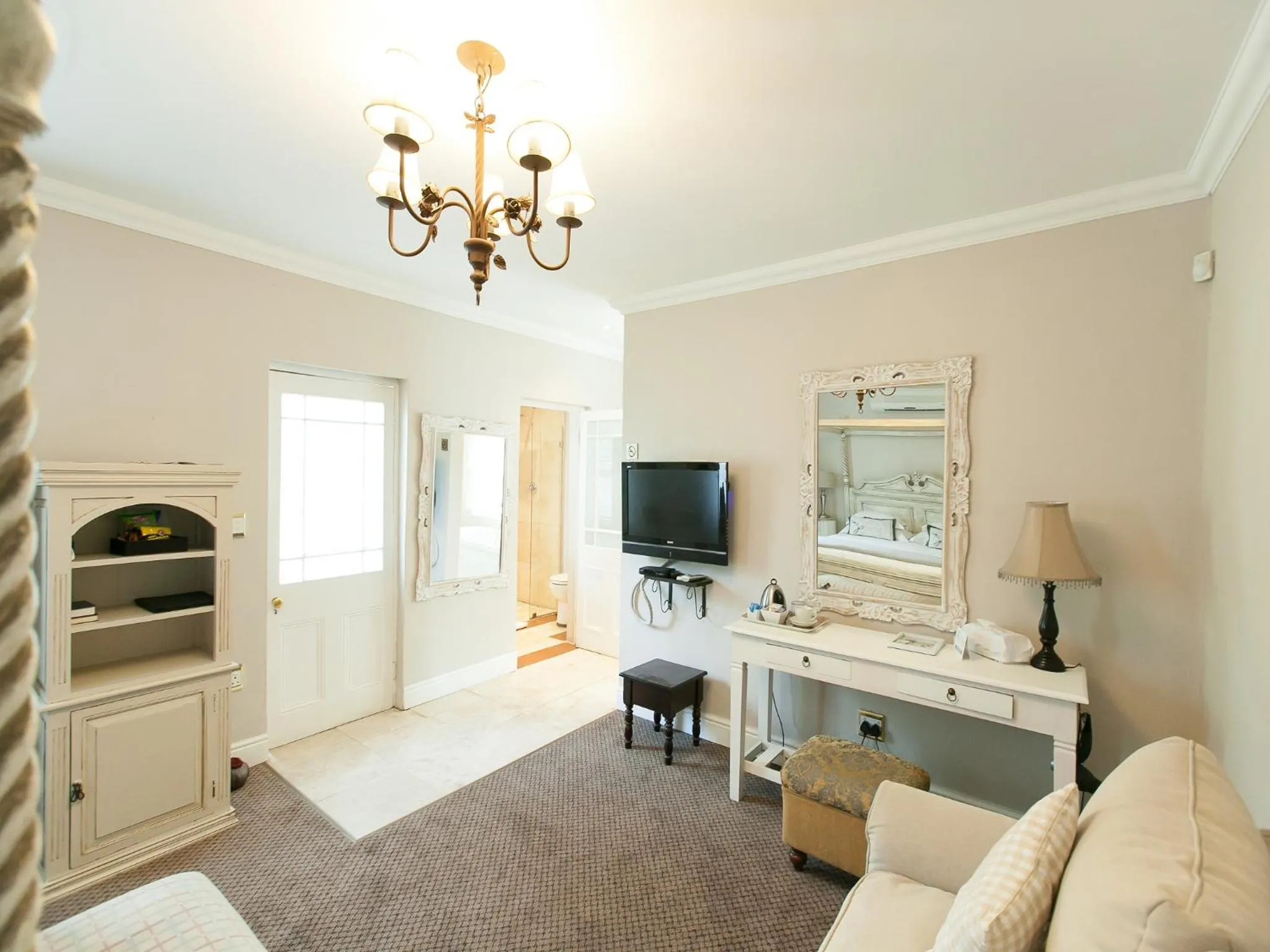 Communal lounge/ TV room in Old House Lodge