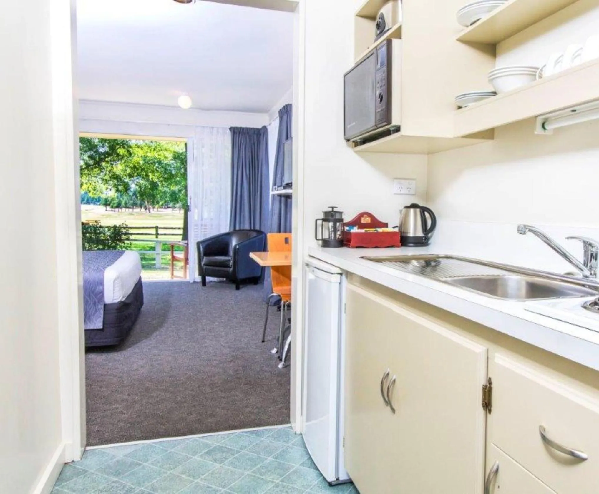 Coffee/tea facilities in Lake Dunstan Motel