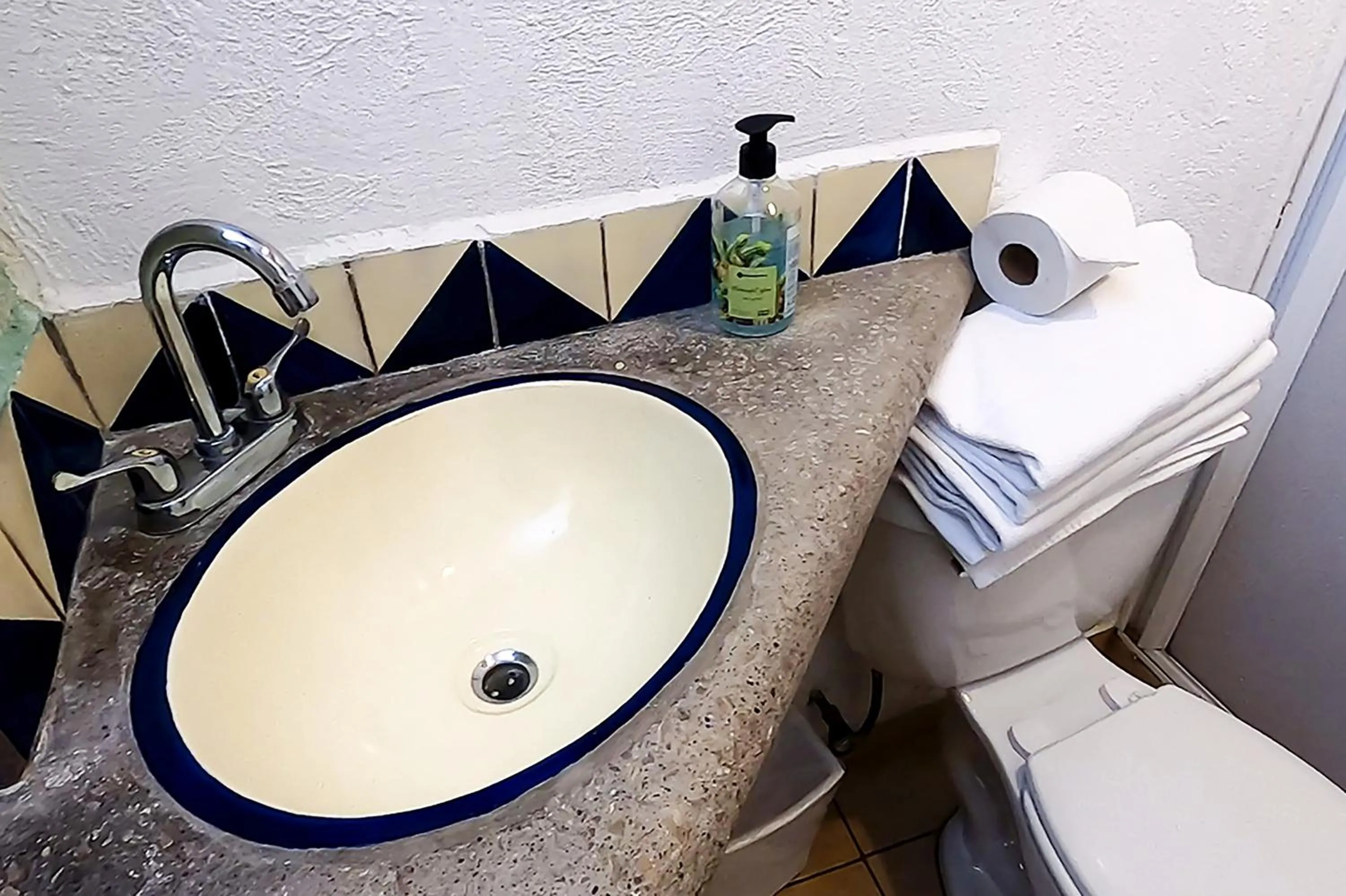 Bathroom in La Pirámide del Tepozteco