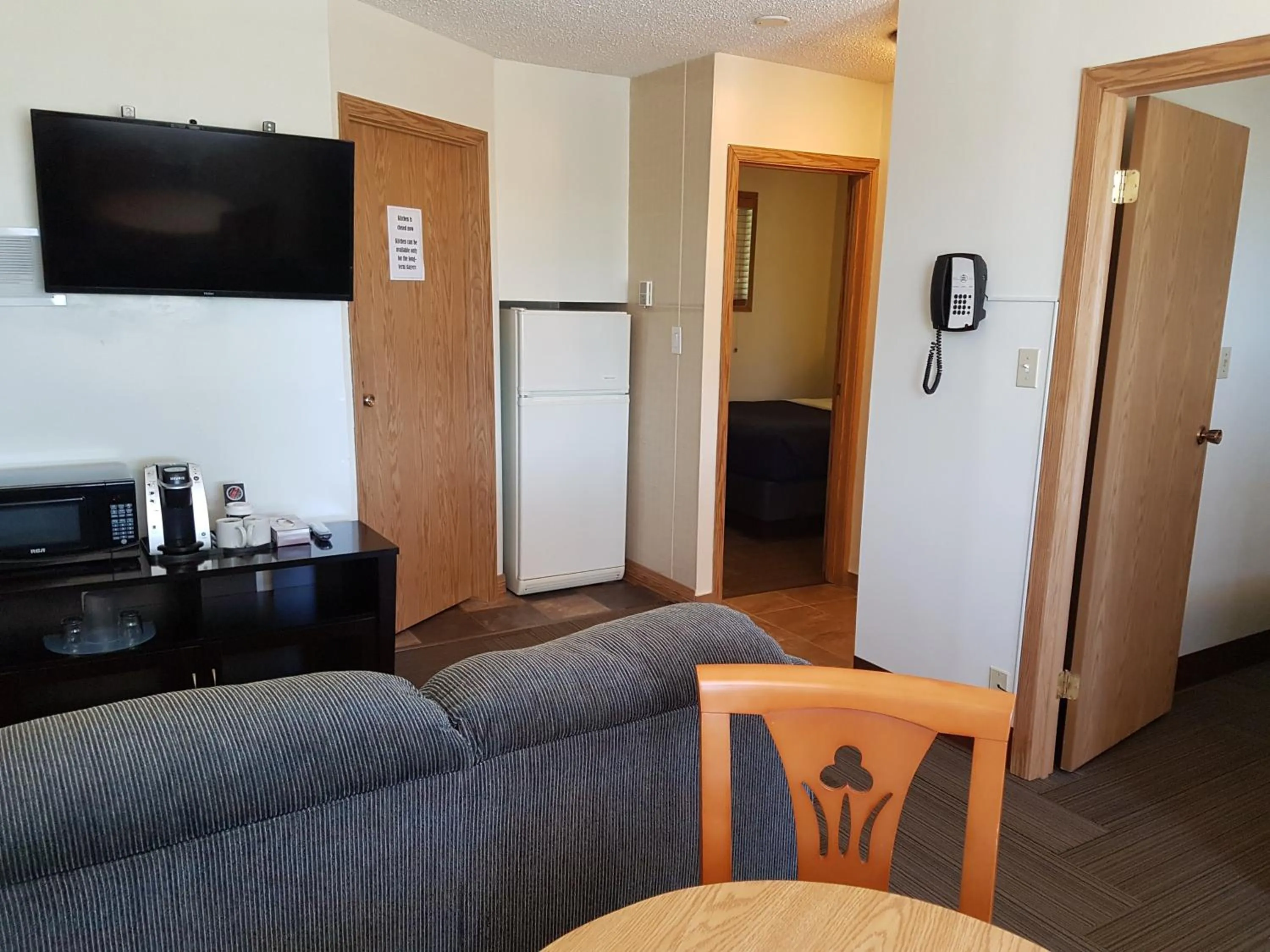 Living room in Pines Motel