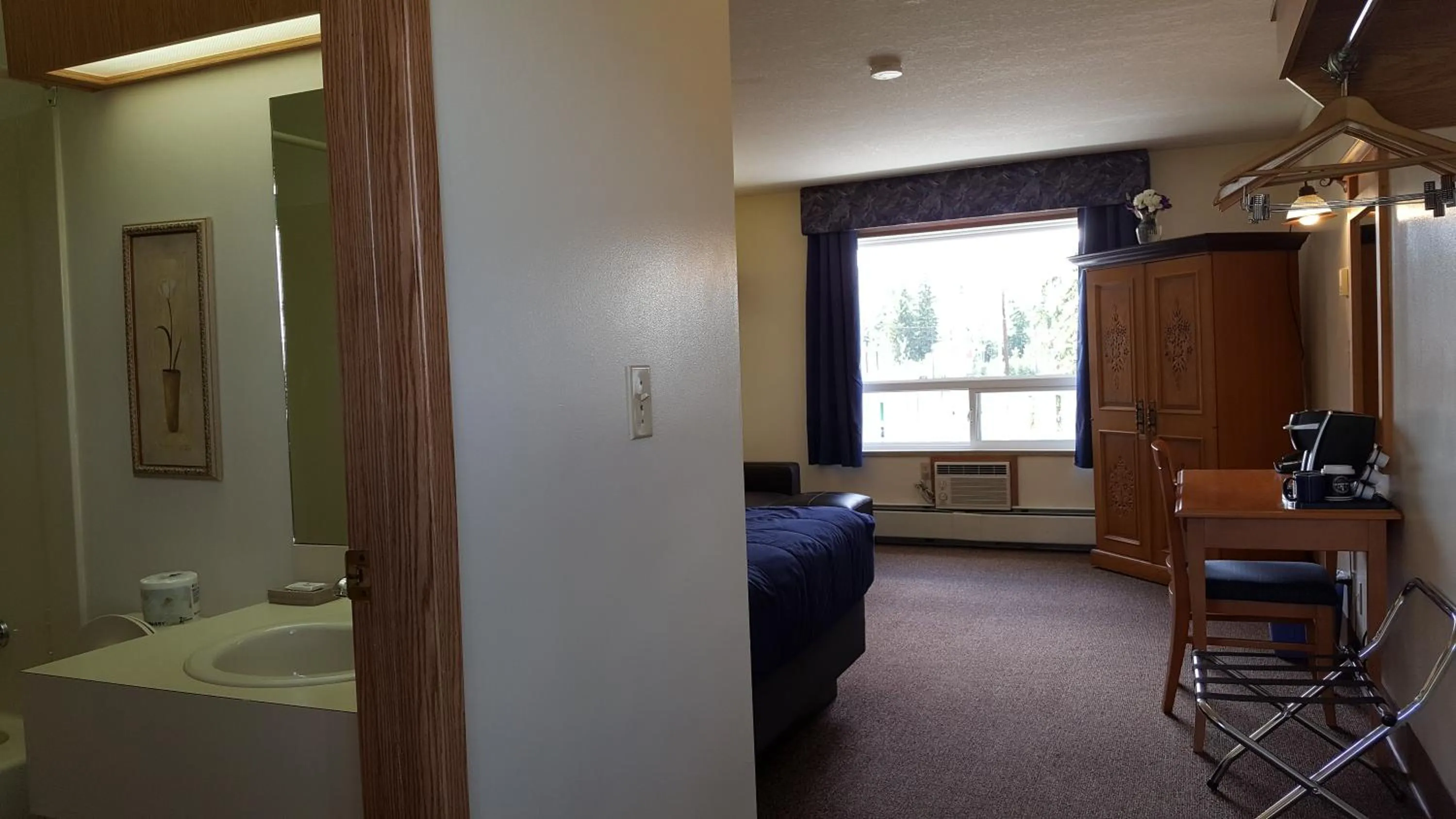 Photo of the whole room, Bed in Pines Motel