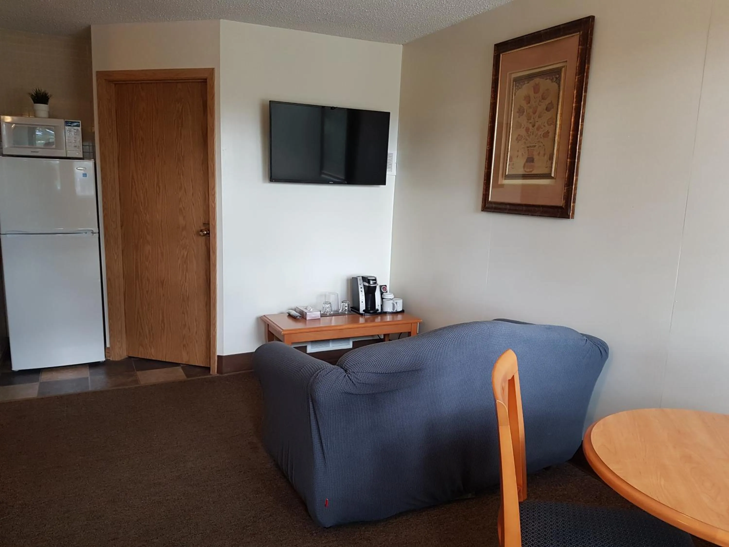 Living room in Pines Motel