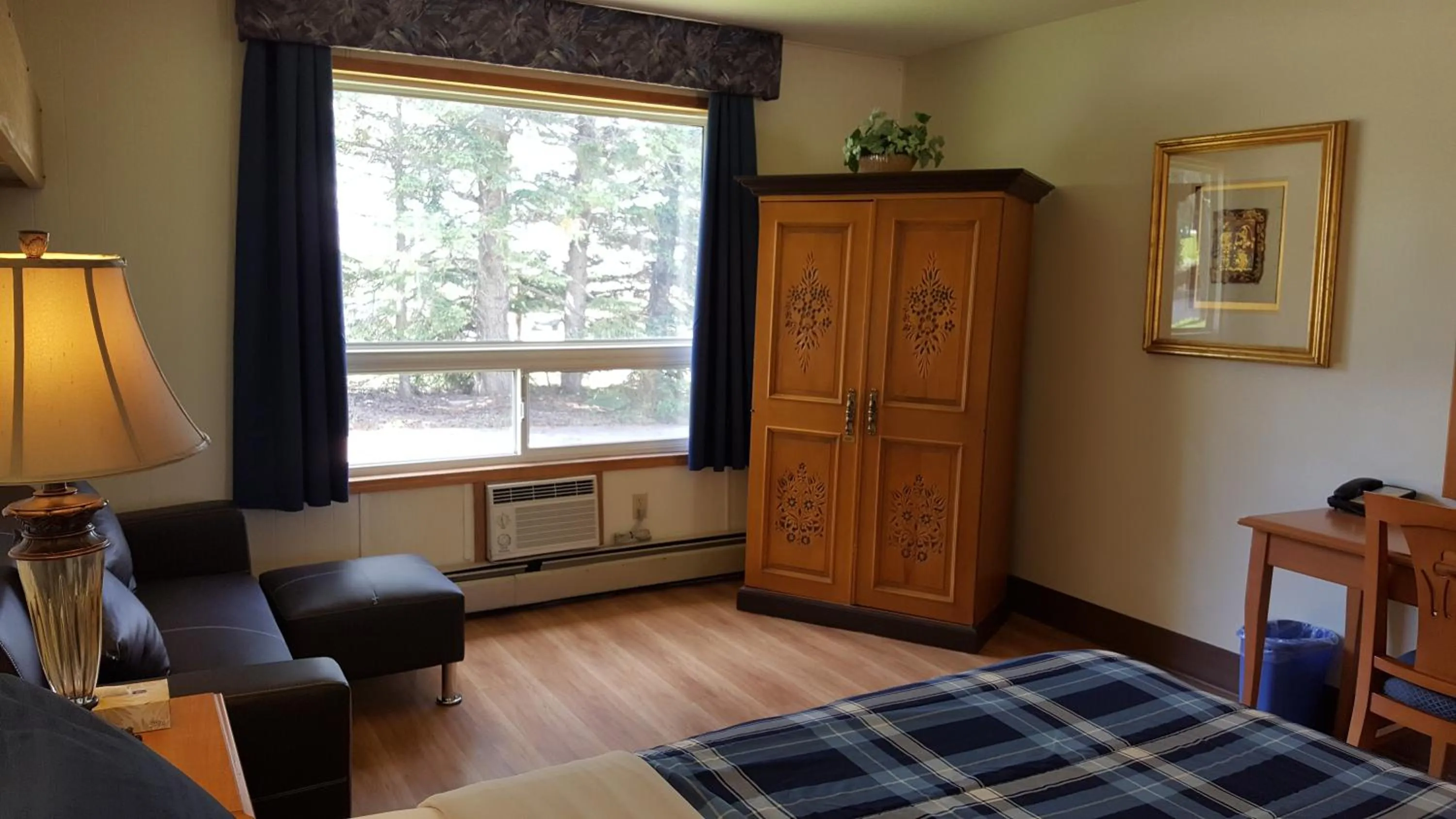 Photo of the whole room, Bed in Pines Motel